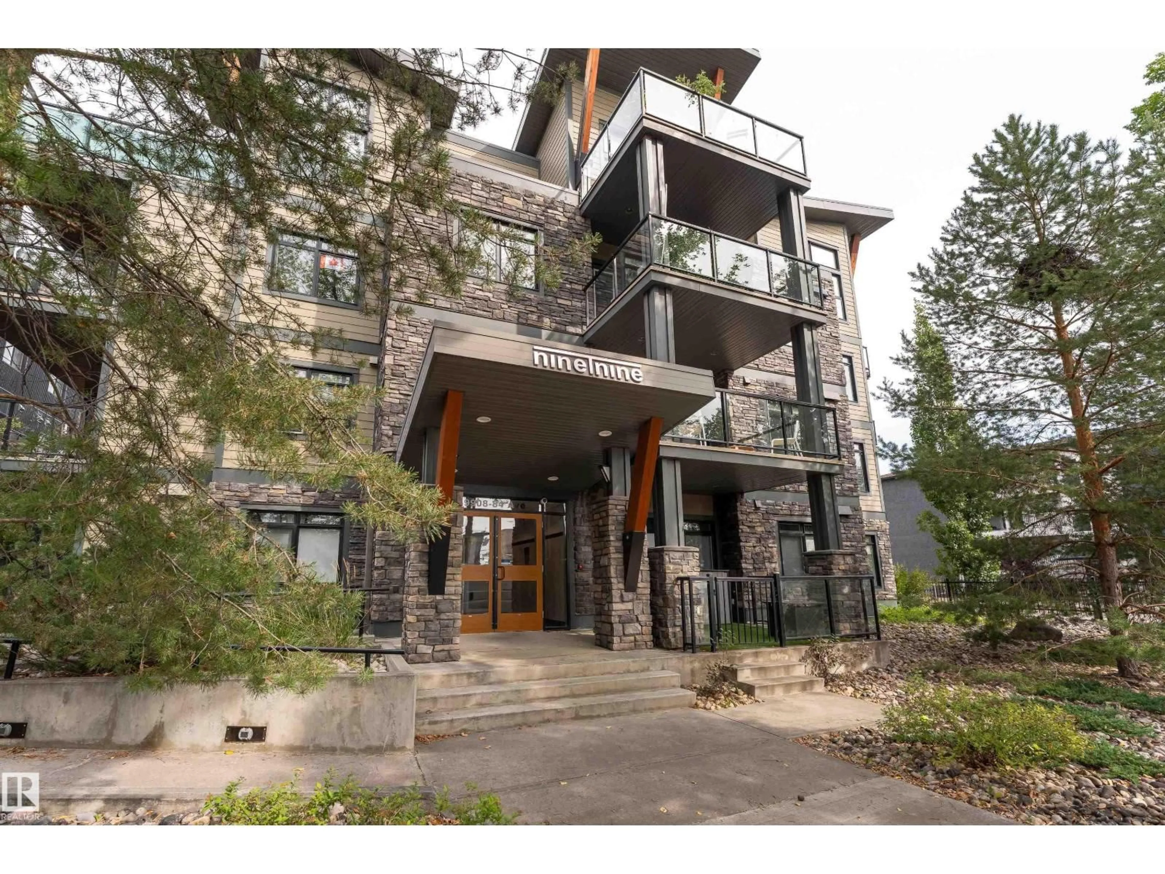 Indoor foyer for 204 - 9908 84 AV, Edmonton Alberta T6E2G3