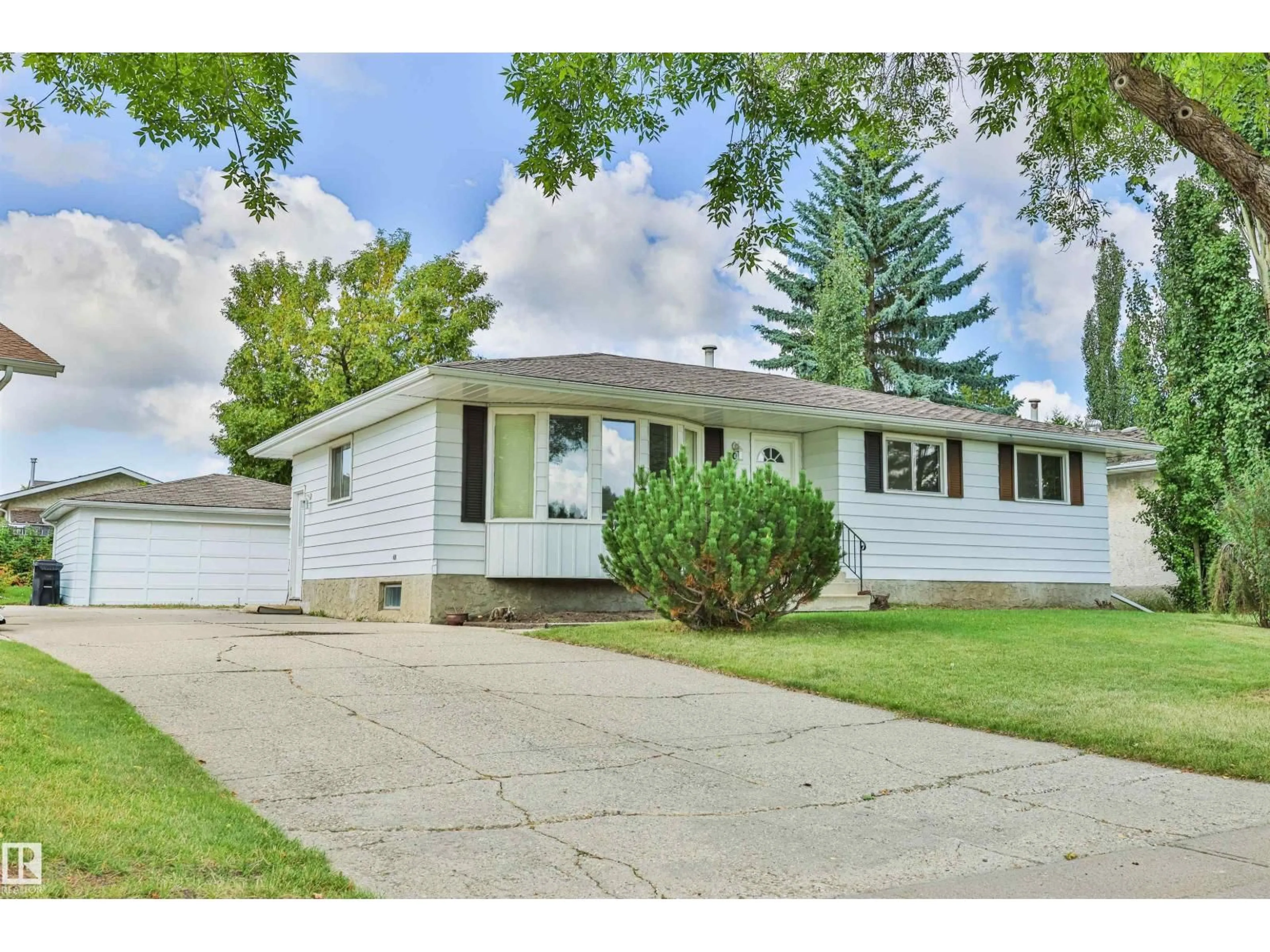 Home with vinyl exterior material, street for 9 HAWKINS CR, Sherwood Park Alberta T8A3P1