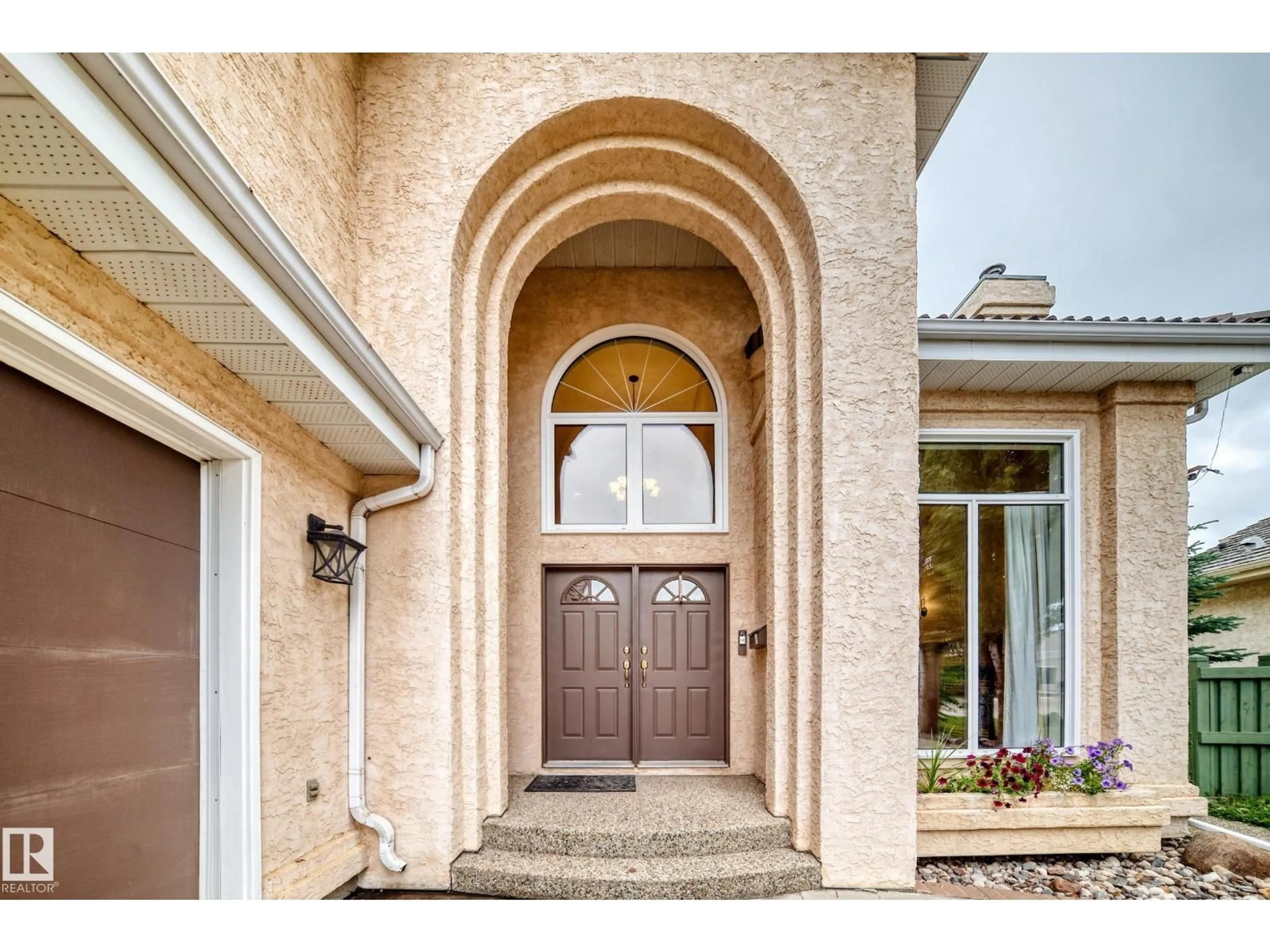 Indoor entryway for 140 WEAVER DR, Edmonton Alberta T6M2J3