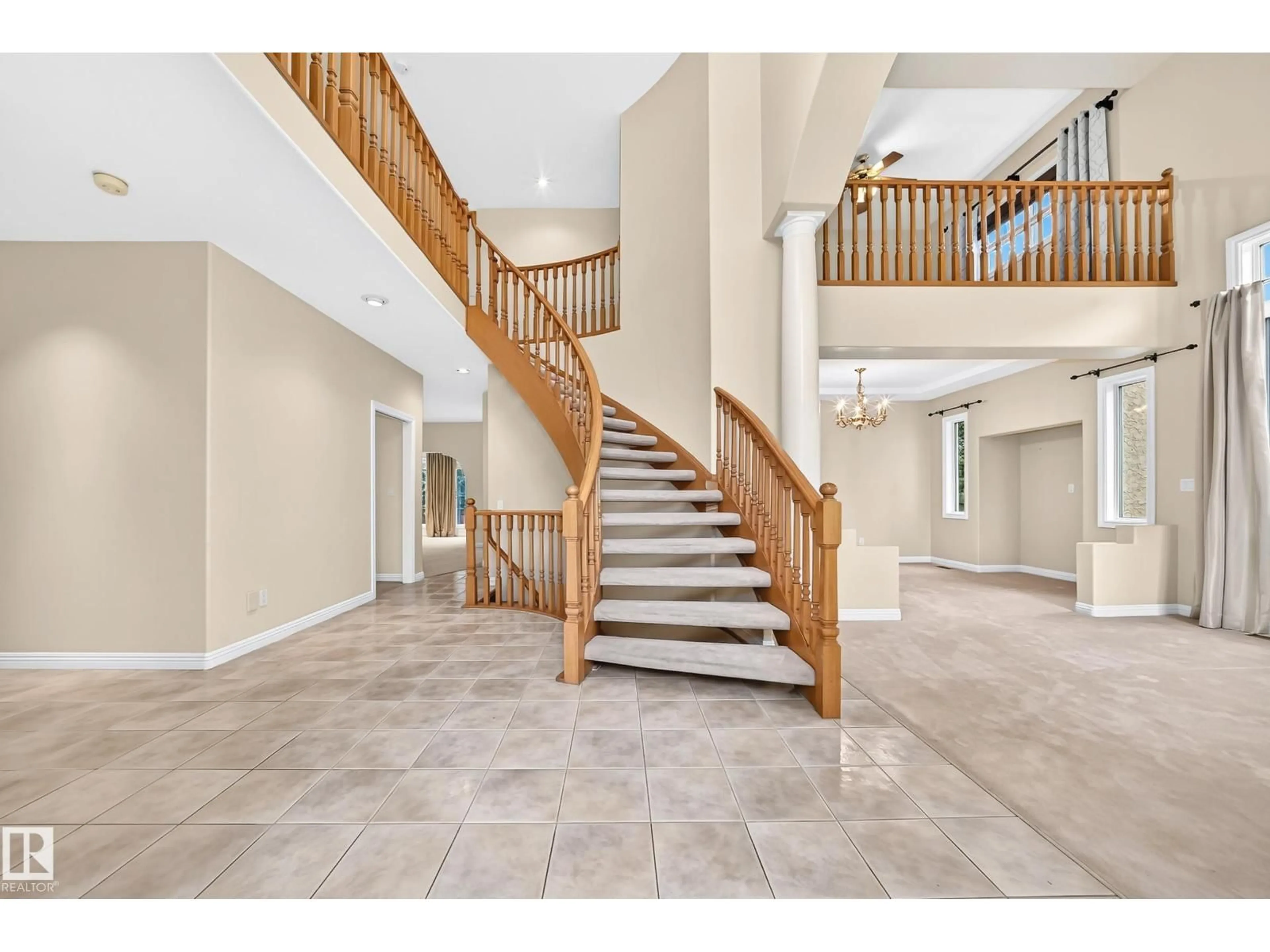 Indoor foyer for 140 WEAVER DR, Edmonton Alberta T6M2J3
