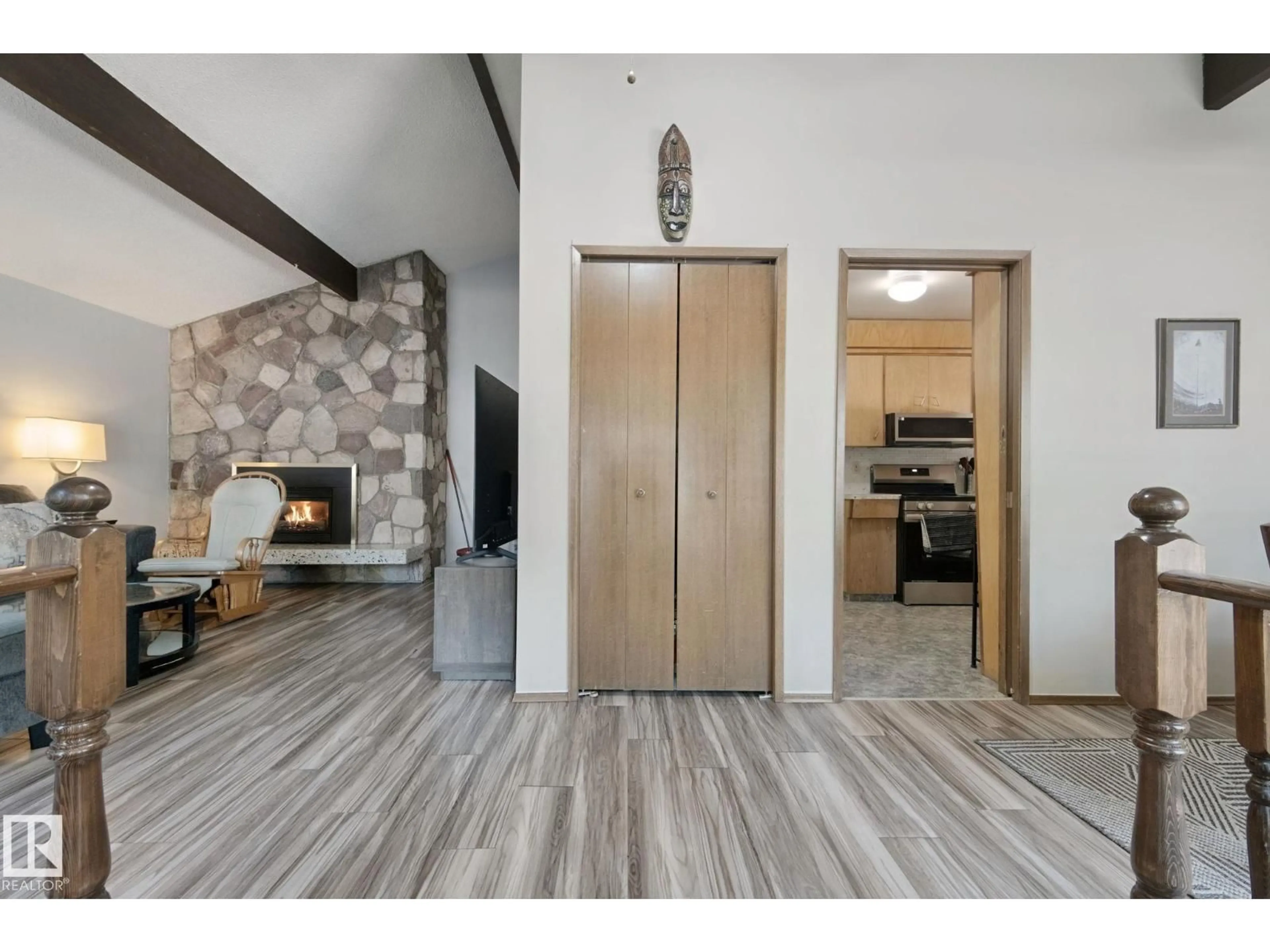 Indoor entryway for 10807 54 AV, Edmonton Alberta T6H0T8