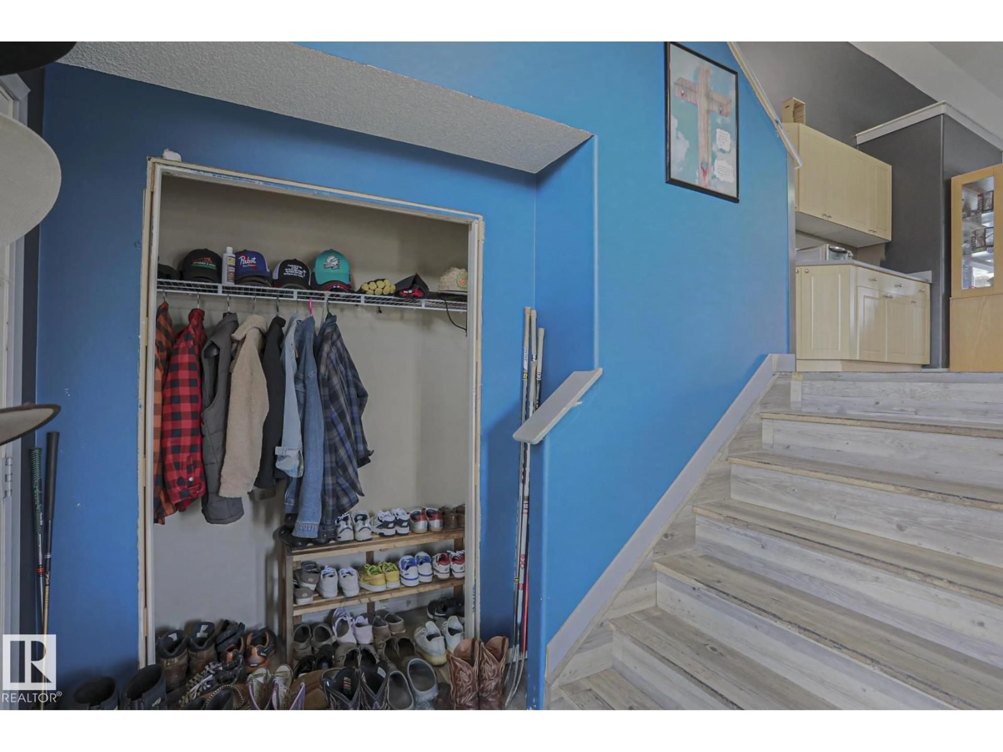 Indoor foyer for 4506 154 AV, Edmonton Alberta T5Y3H3