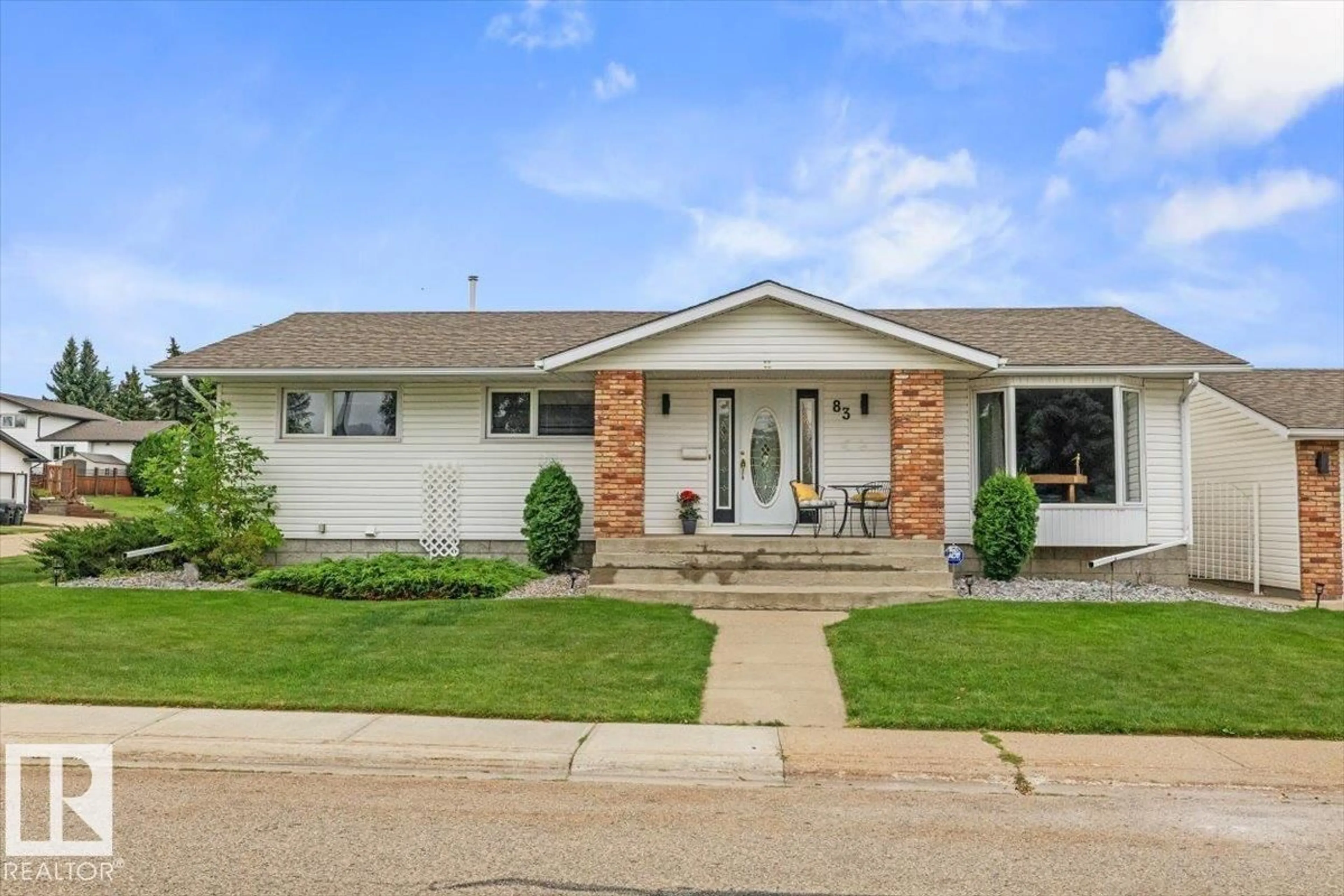 Home with vinyl exterior material, street for 83 GALLOWAY DR, Sherwood Park Alberta T8A2M7
