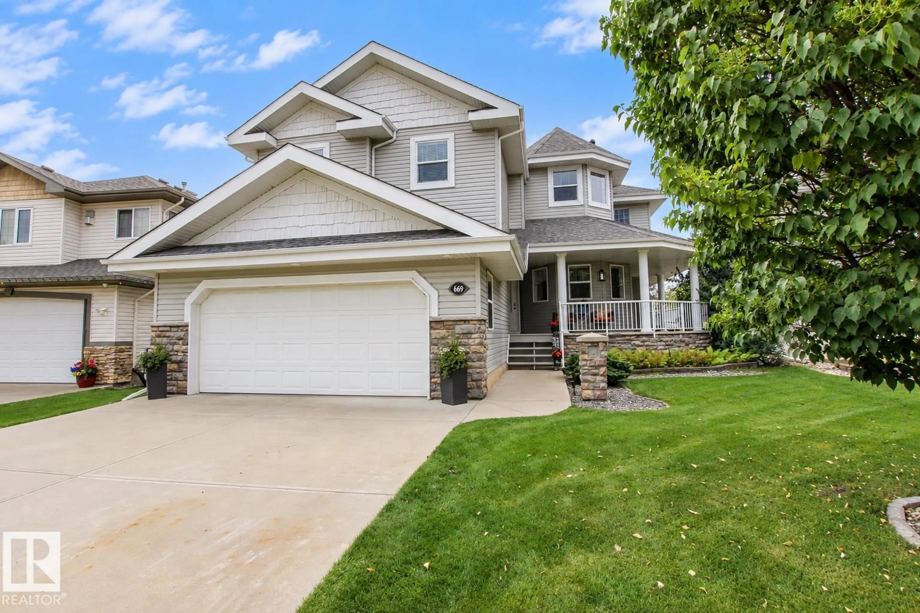 Home with vinyl exterior material, street for 669 HIGHLAND DR, Sherwood Park Alberta T8A6L7
