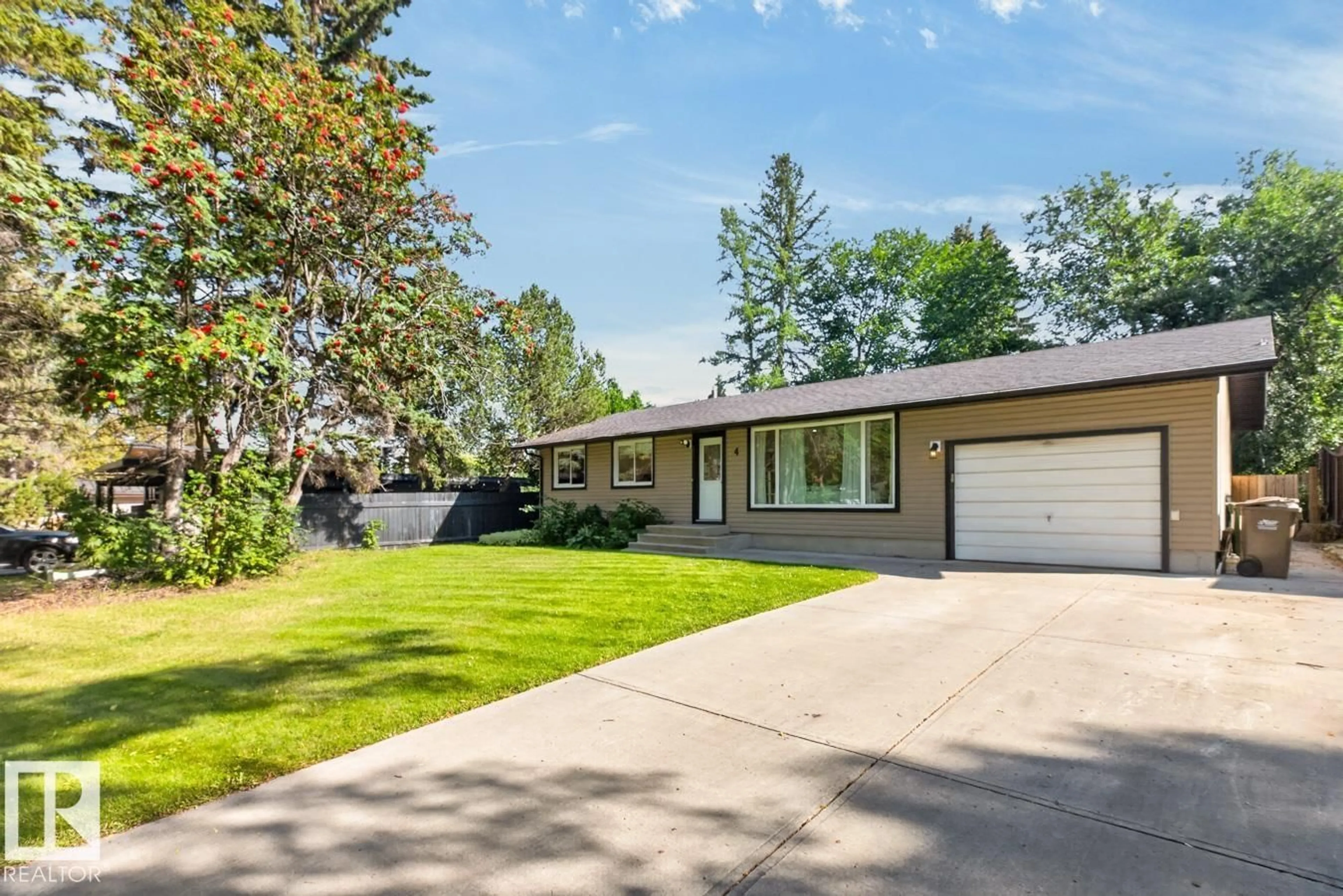 Home with vinyl exterior material, street for 4 GAYLORD PL, St. Albert Alberta T8N0S8