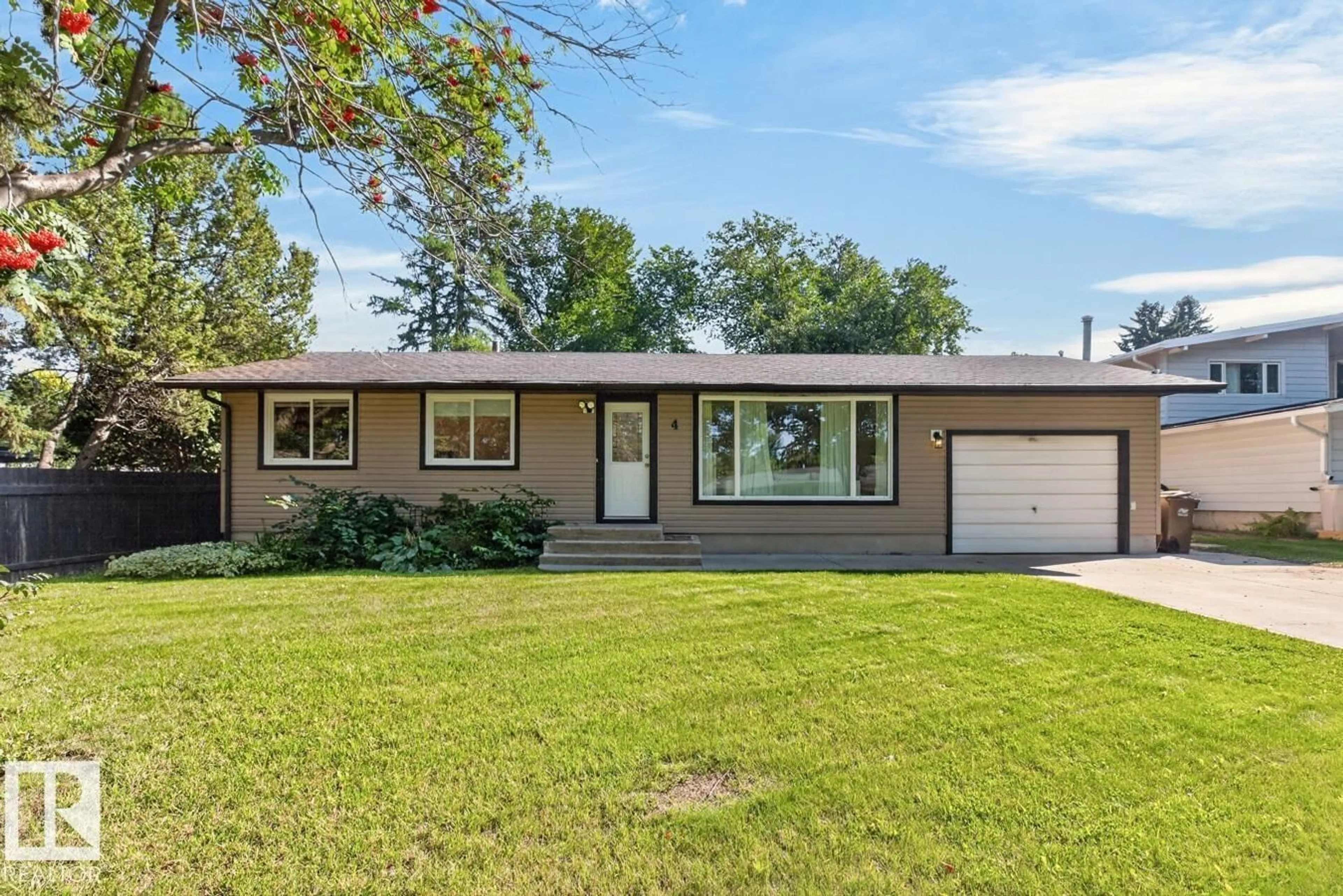 Home with vinyl exterior material, street for 4 GAYLORD PL, St. Albert Alberta T8N0S8
