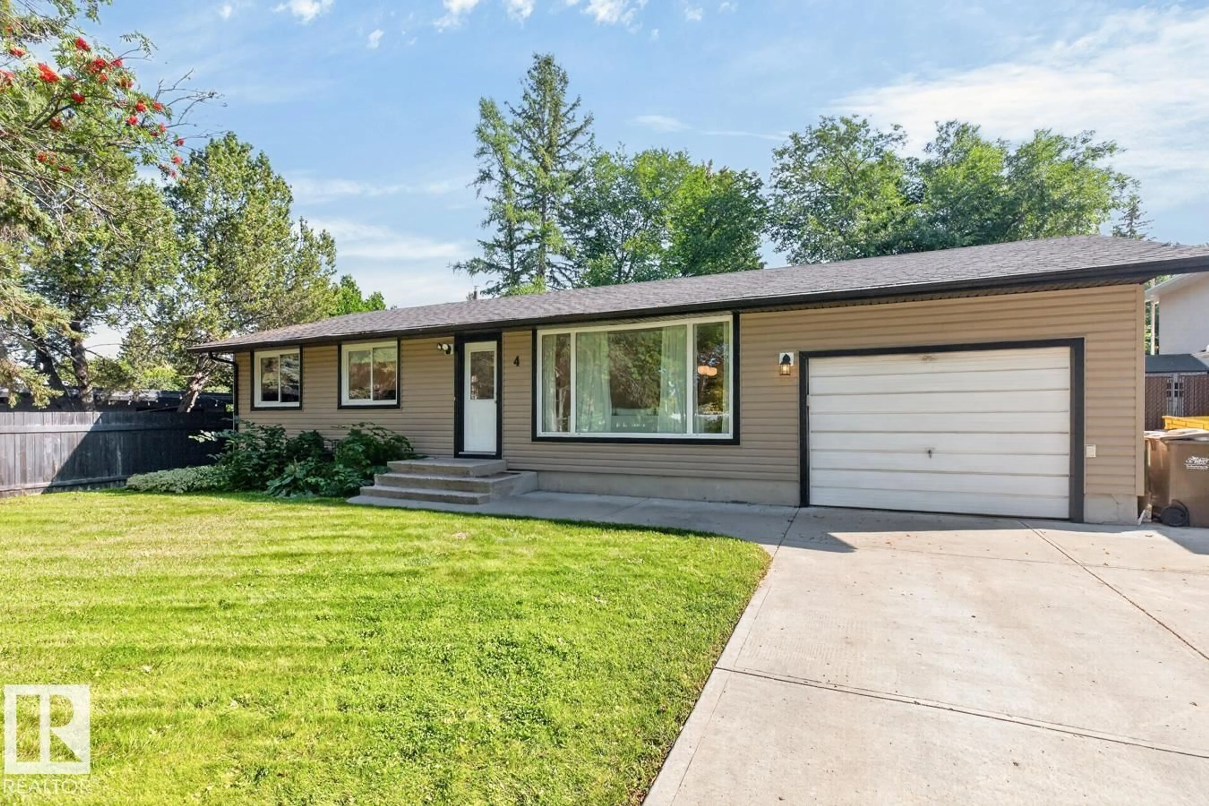Home with vinyl exterior material, street for 4 GAYLORD PL, St. Albert Alberta T8N0S8