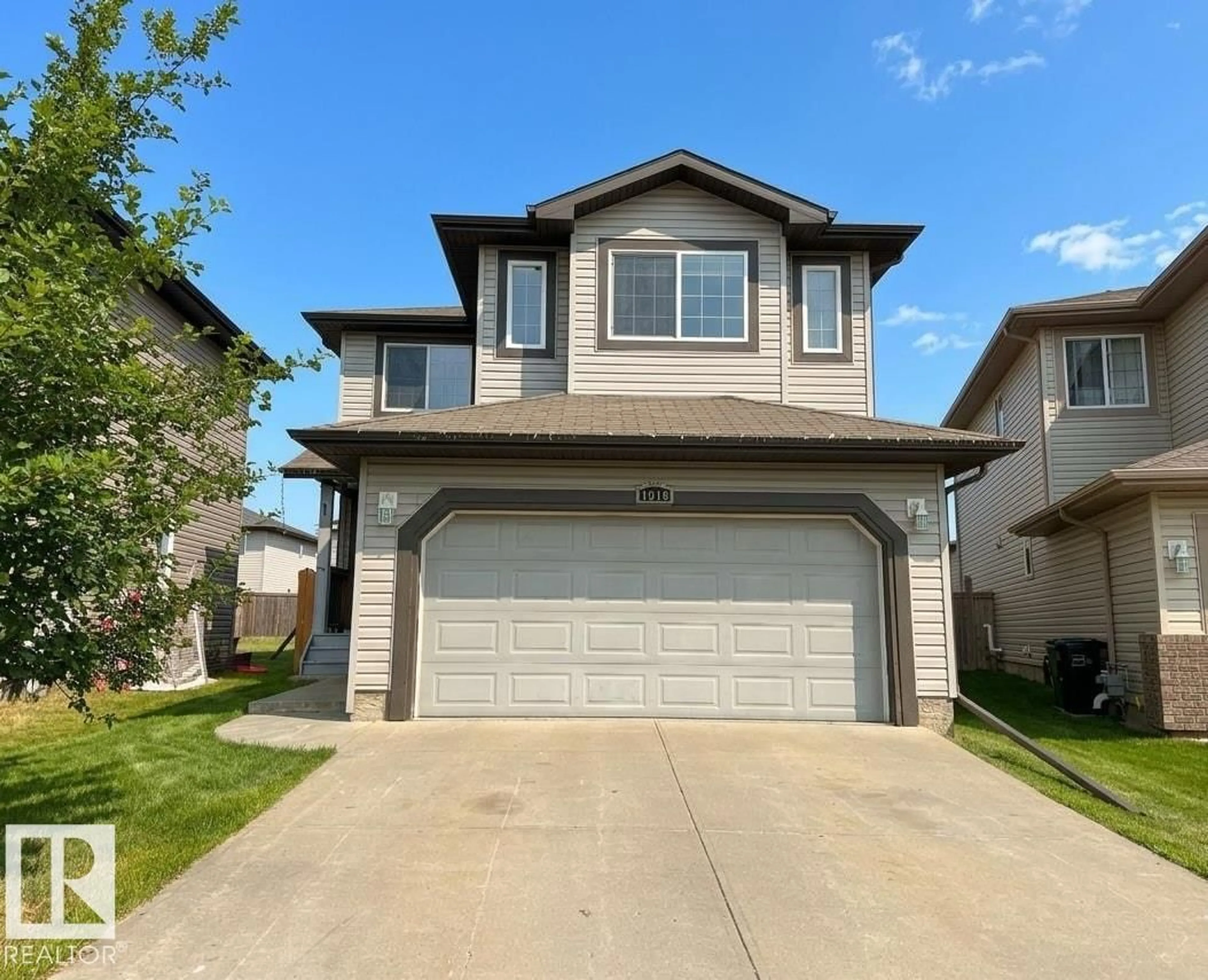 Home with vinyl exterior material, street for 1919 HAMMOND PL, Edmonton Alberta T6M0K3