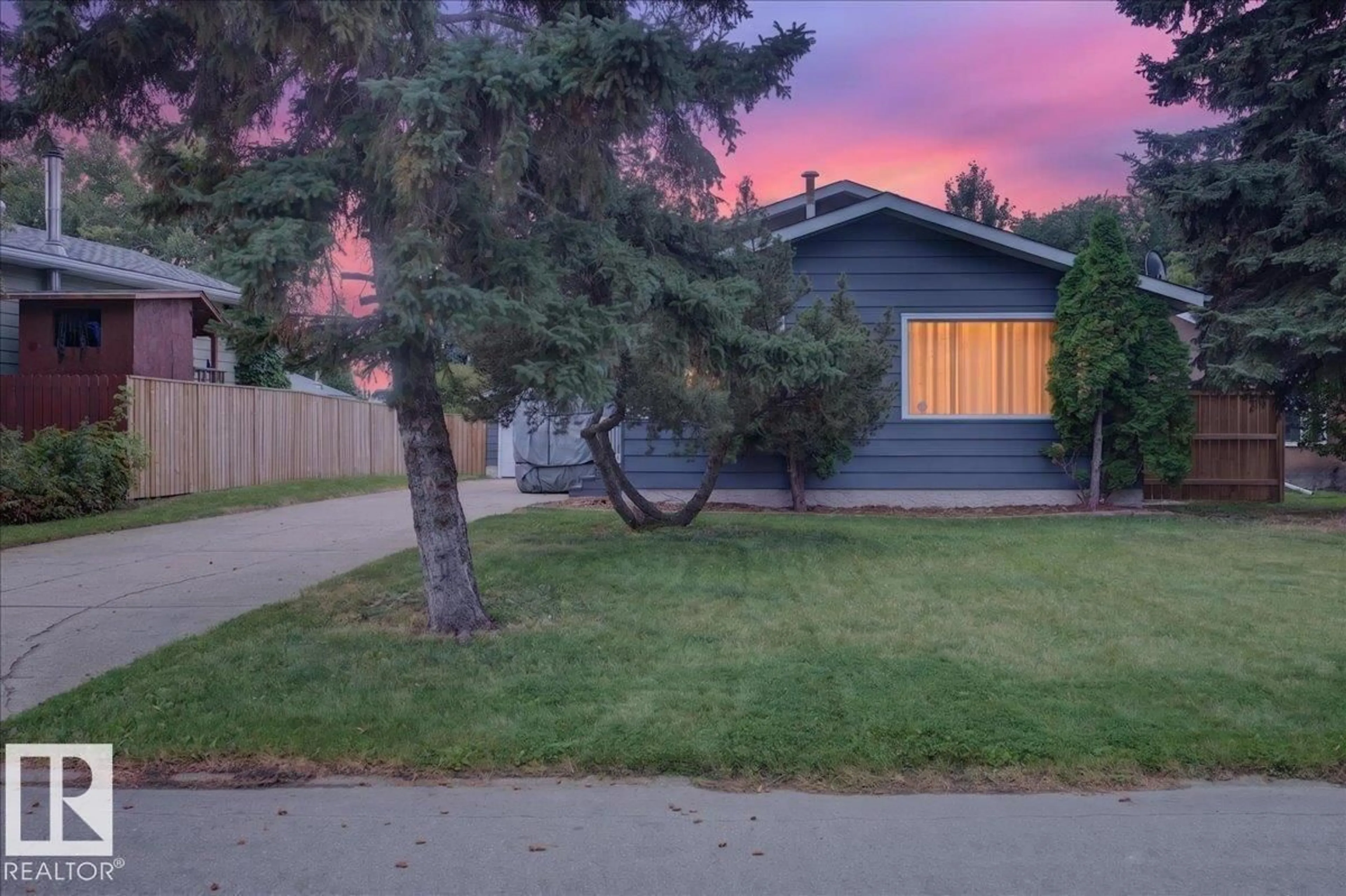 Home with vinyl exterior material, street for 6703 32 AV, Edmonton Alberta T6K1L8