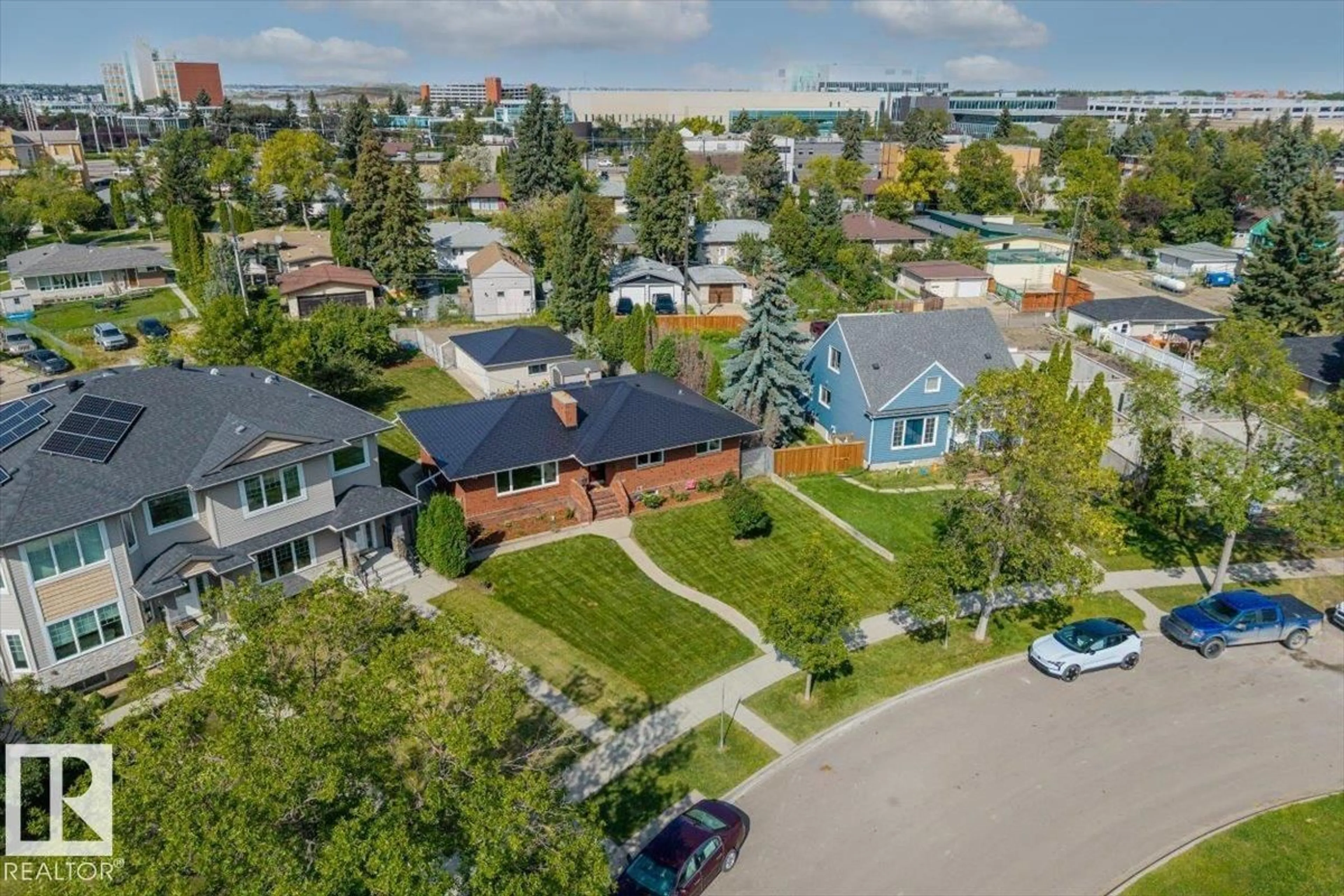 A pic from outside/outdoor area/front of a property/back of a property/a pic from drone, street for 11440 104 ST NW, Edmonton Alberta T5G2K9