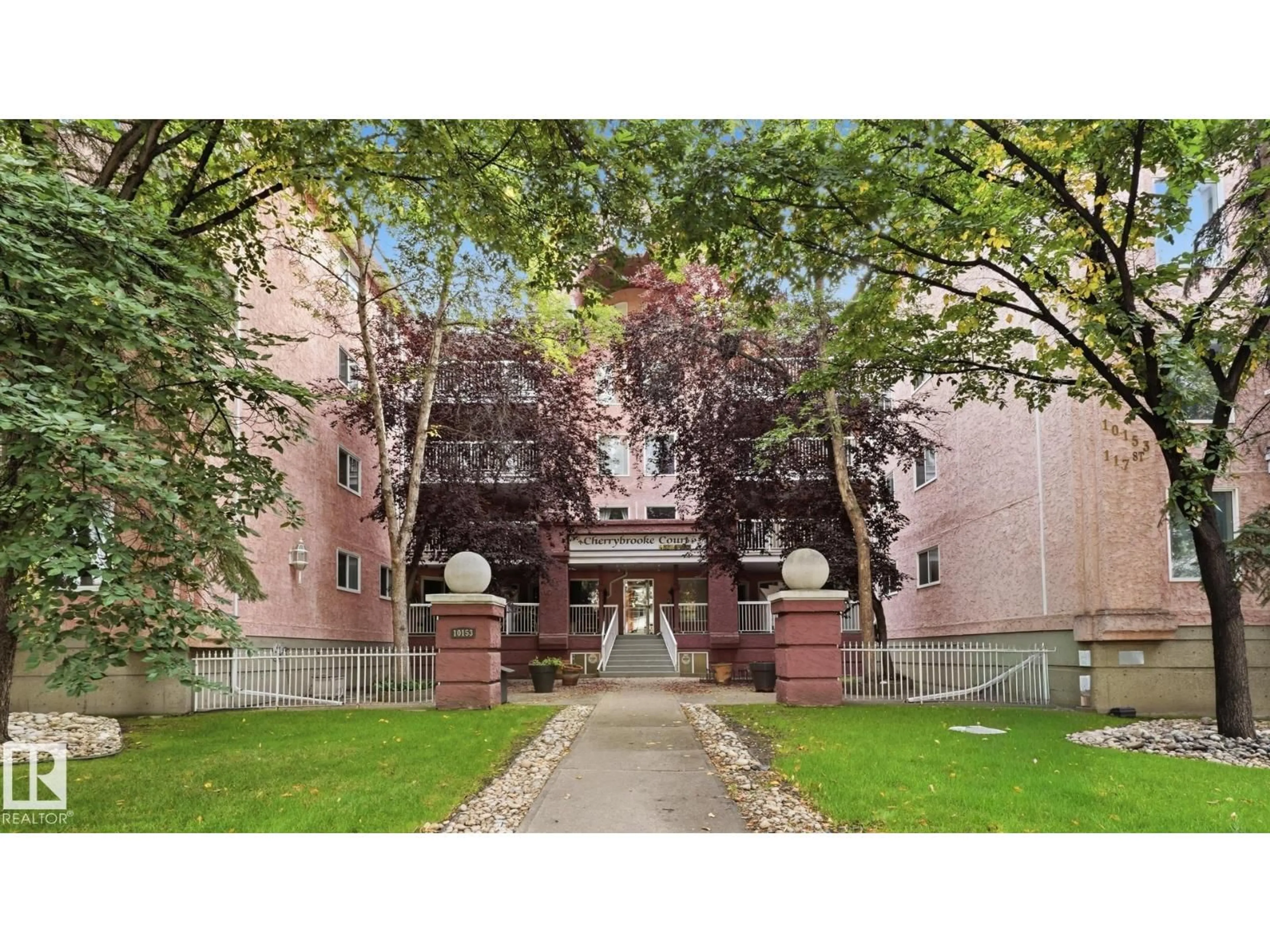 Indoor foyer for #107 - 10153 117 ST NW, Edmonton Alberta T5K1X5