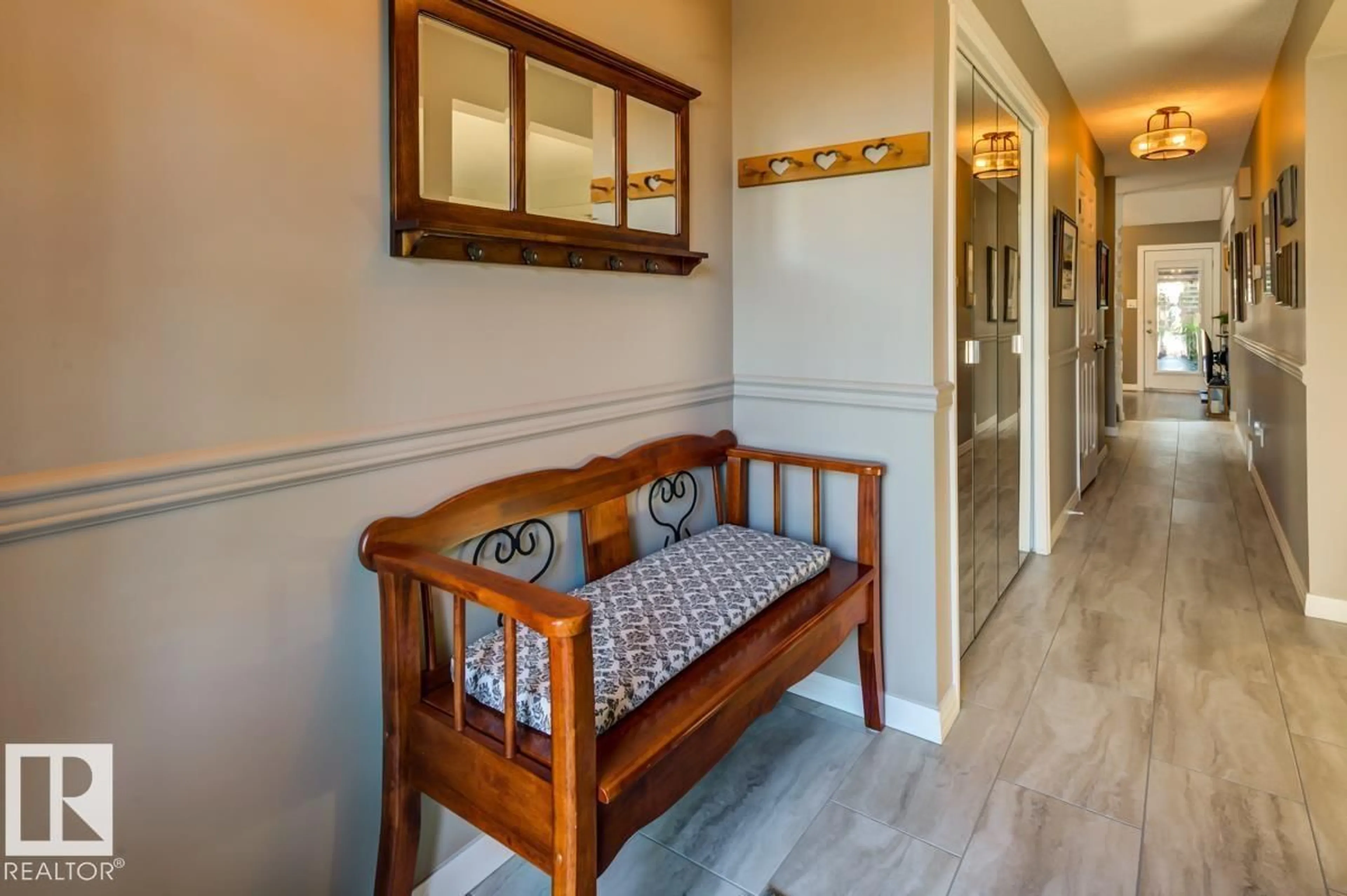 Indoor entryway for 18910 99 AV, Edmonton Alberta T5T3N1