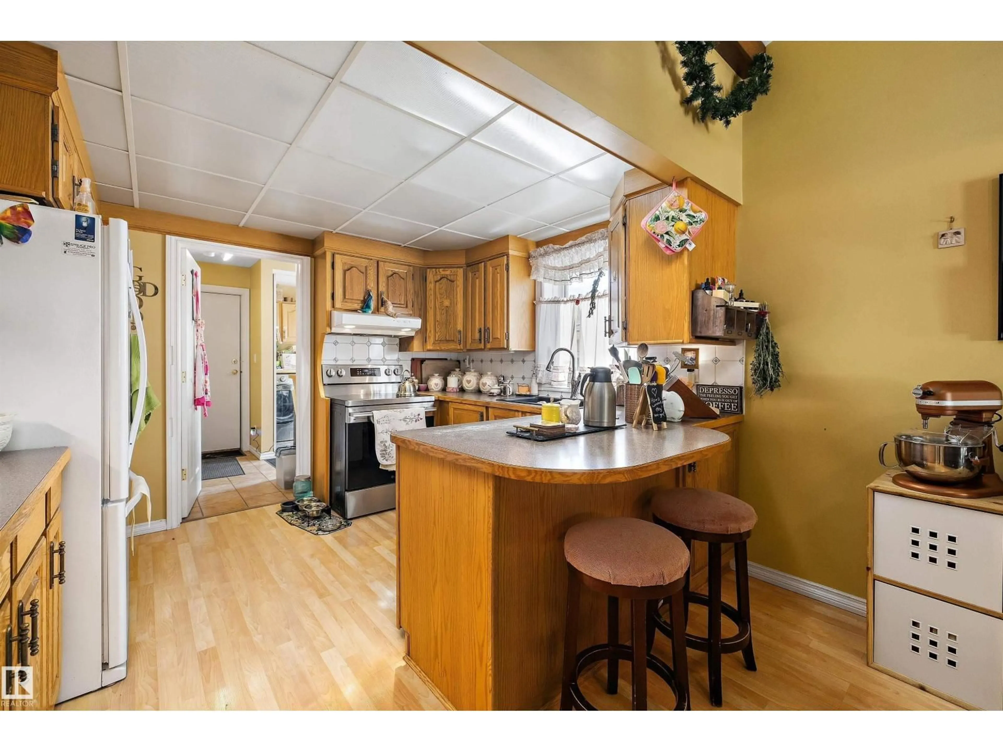Open concept kitchen, wood/laminate floor for 5 WESTWOOD PL, Spruce Grove Alberta T7X1S4