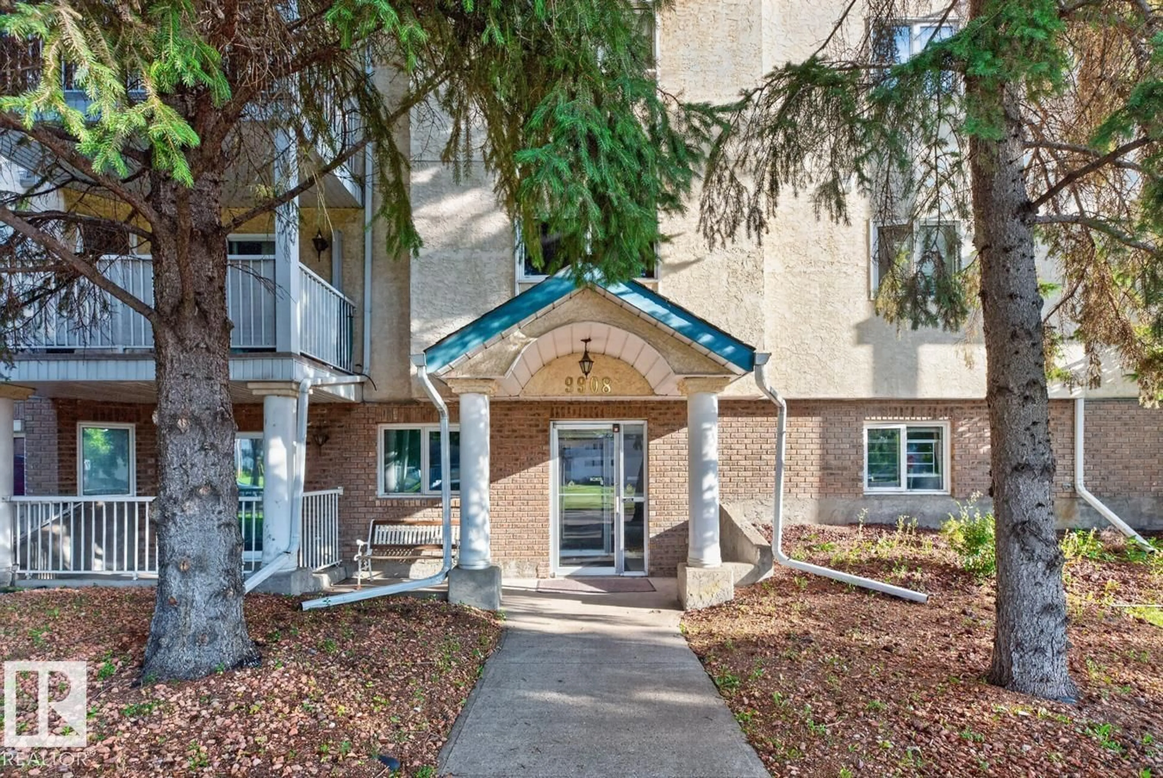Indoor foyer for 52 9908 80 AV NW, Edmonton Alberta T6E6L7