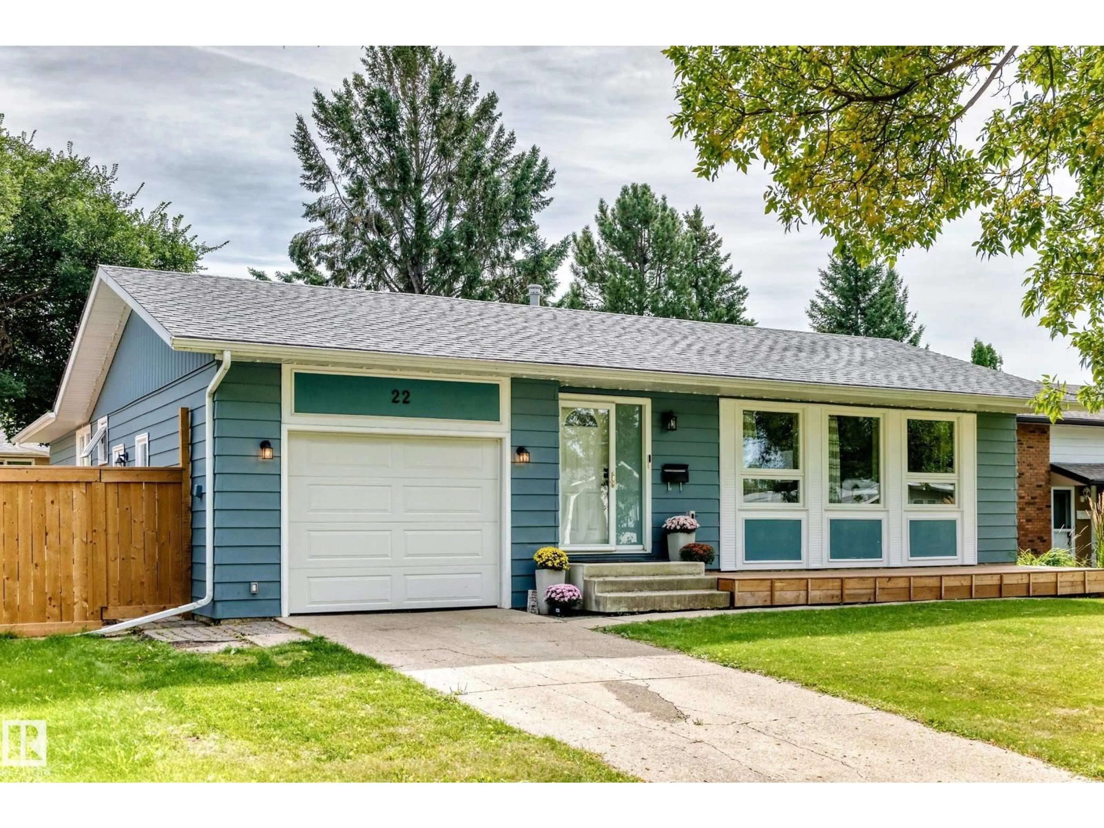 Home with vinyl exterior material, street for 22 AFTON CR, St. Albert Alberta T8N2T3
