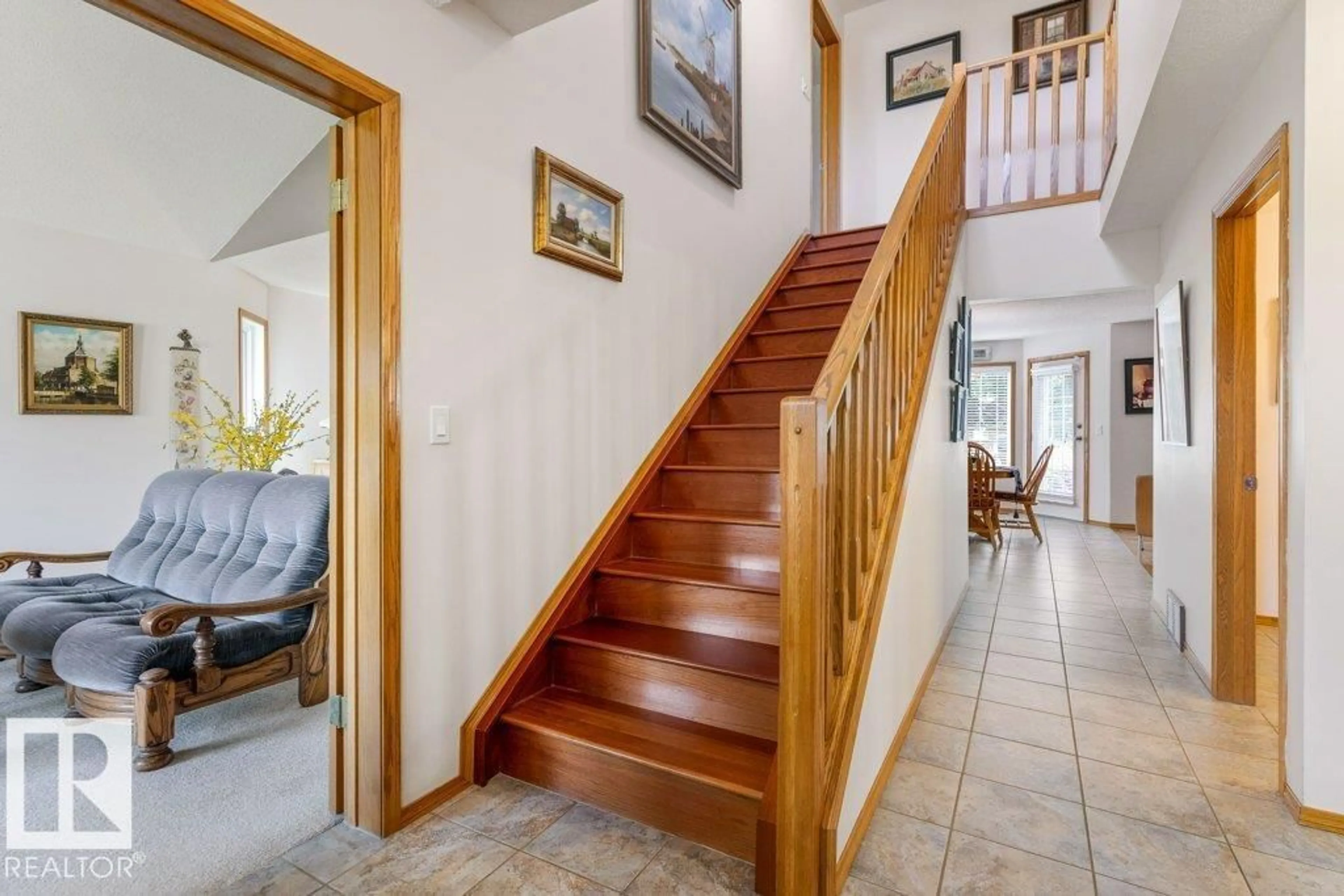 Indoor foyer for 29 ESSEX CL, St. Albert Alberta T8N5T1