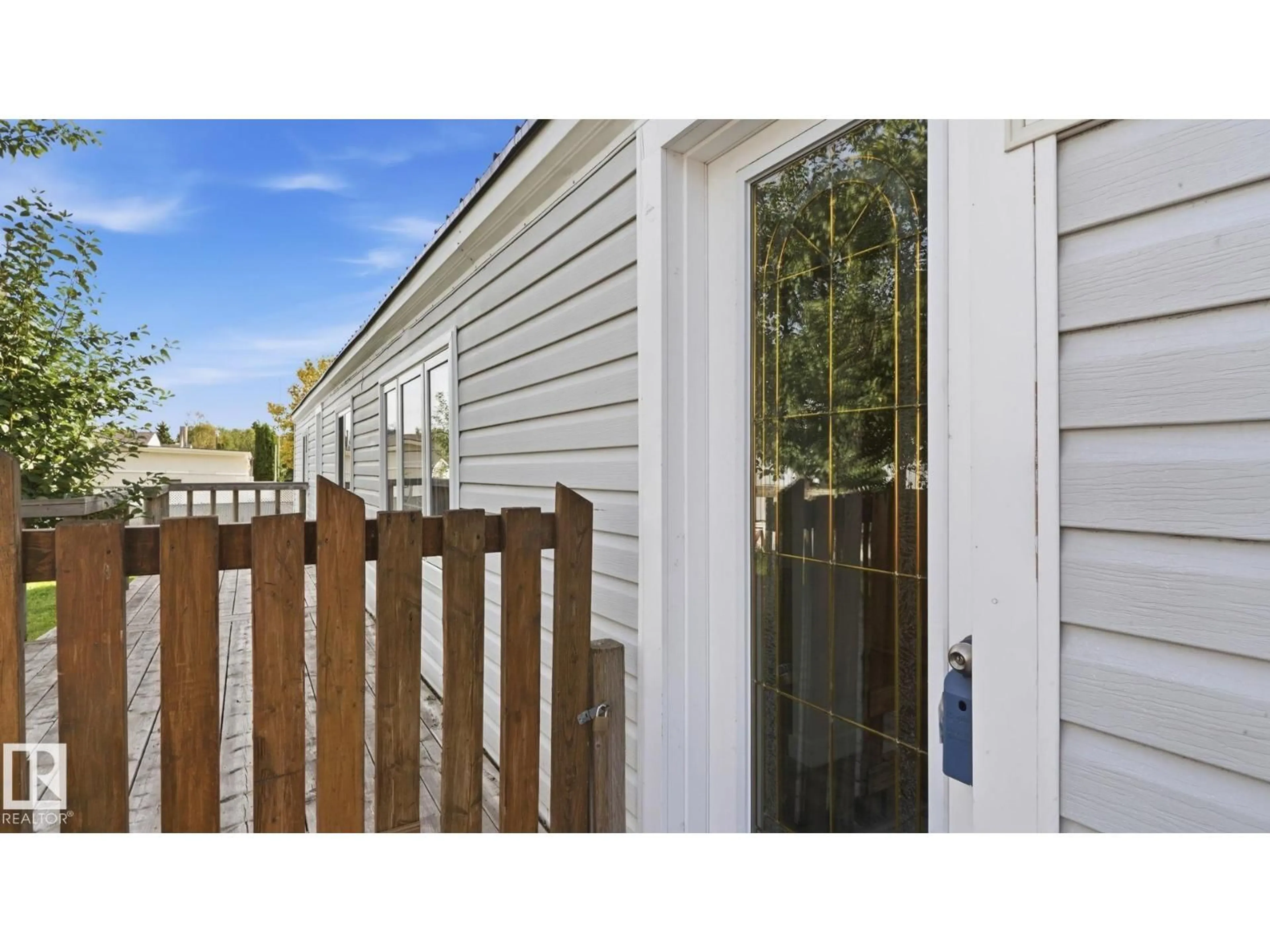 Home with vinyl exterior material, street for 1035 LAKELAND CR, Sherwood Park Alberta T8H1K7