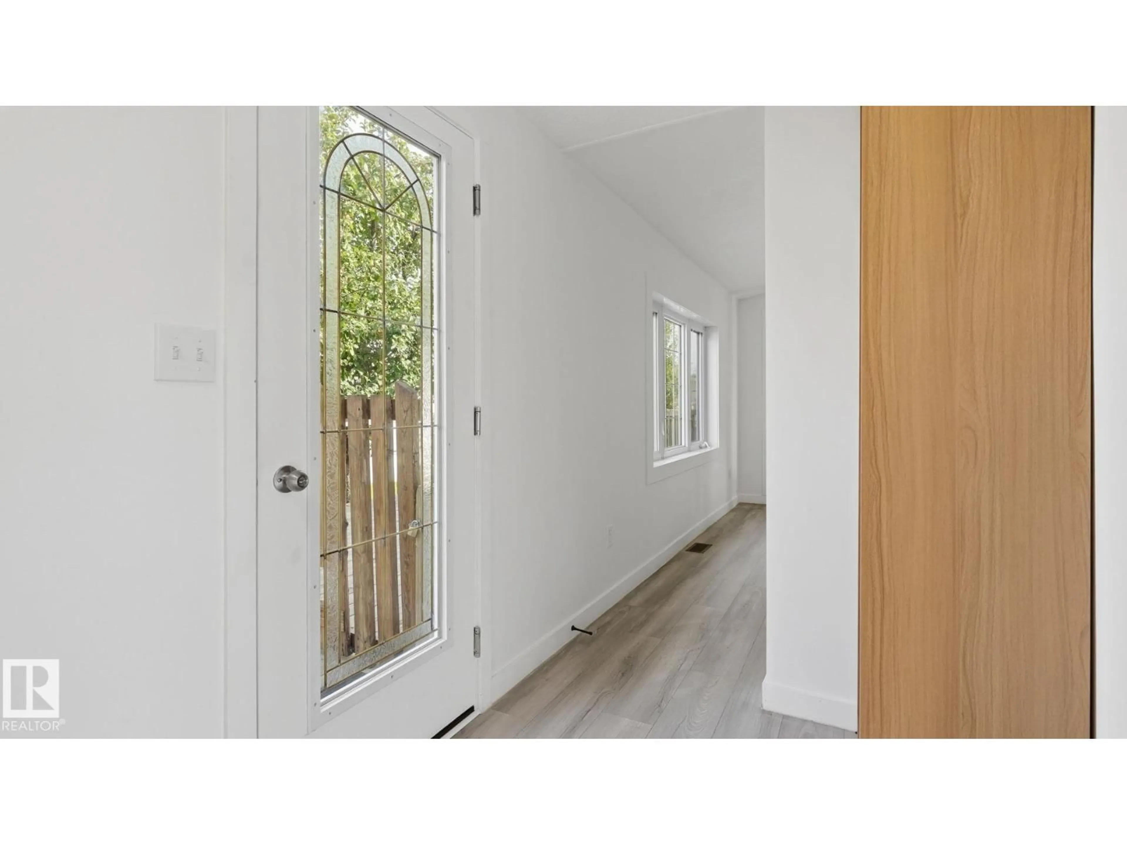 Indoor entryway for 1035 LAKELAND CR, Sherwood Park Alberta T8H1K7