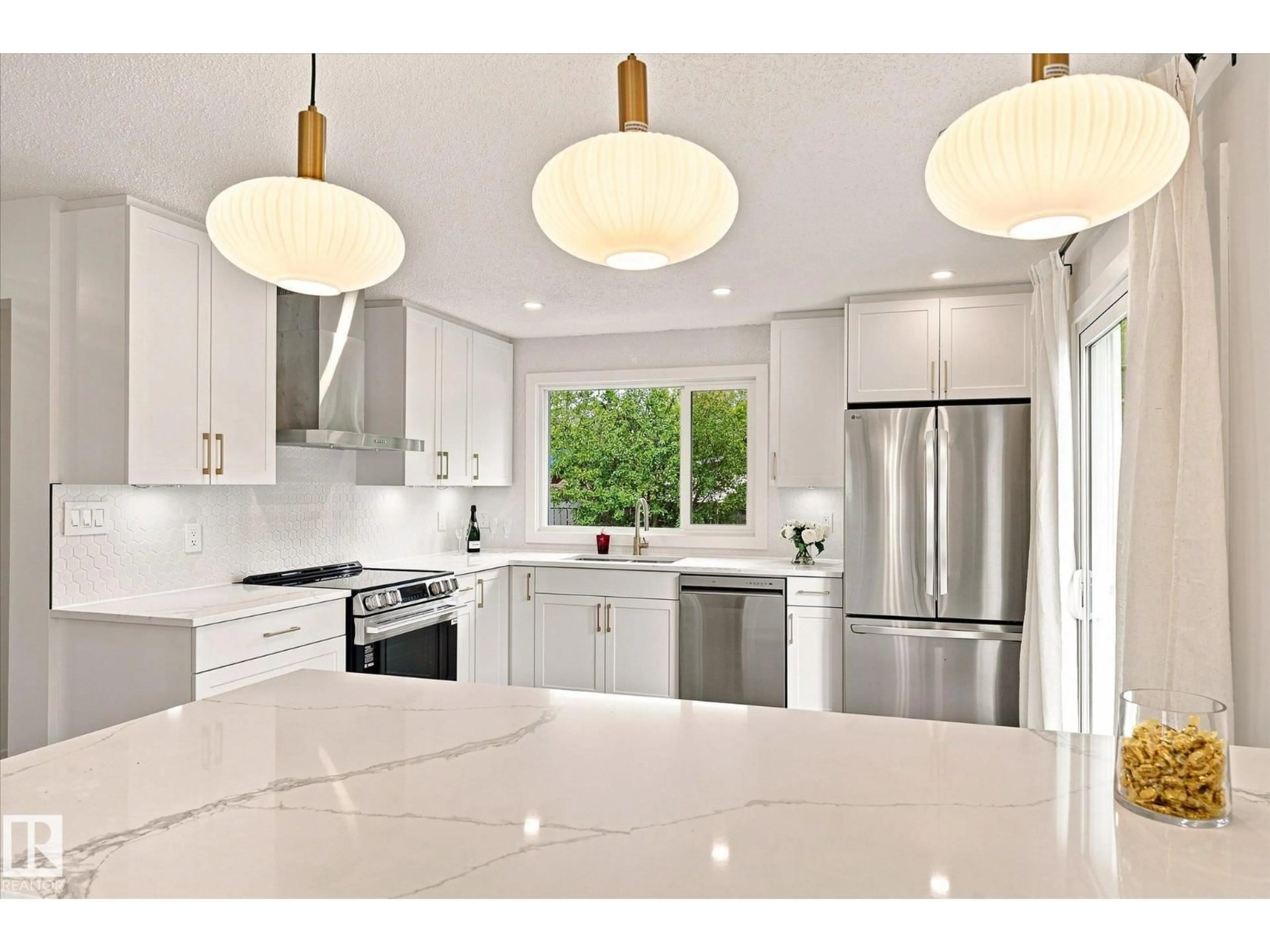 Contemporary kitchen, ceramic/tile floor for 42 ALCOTT CR, St. Albert Alberta T8N2H8