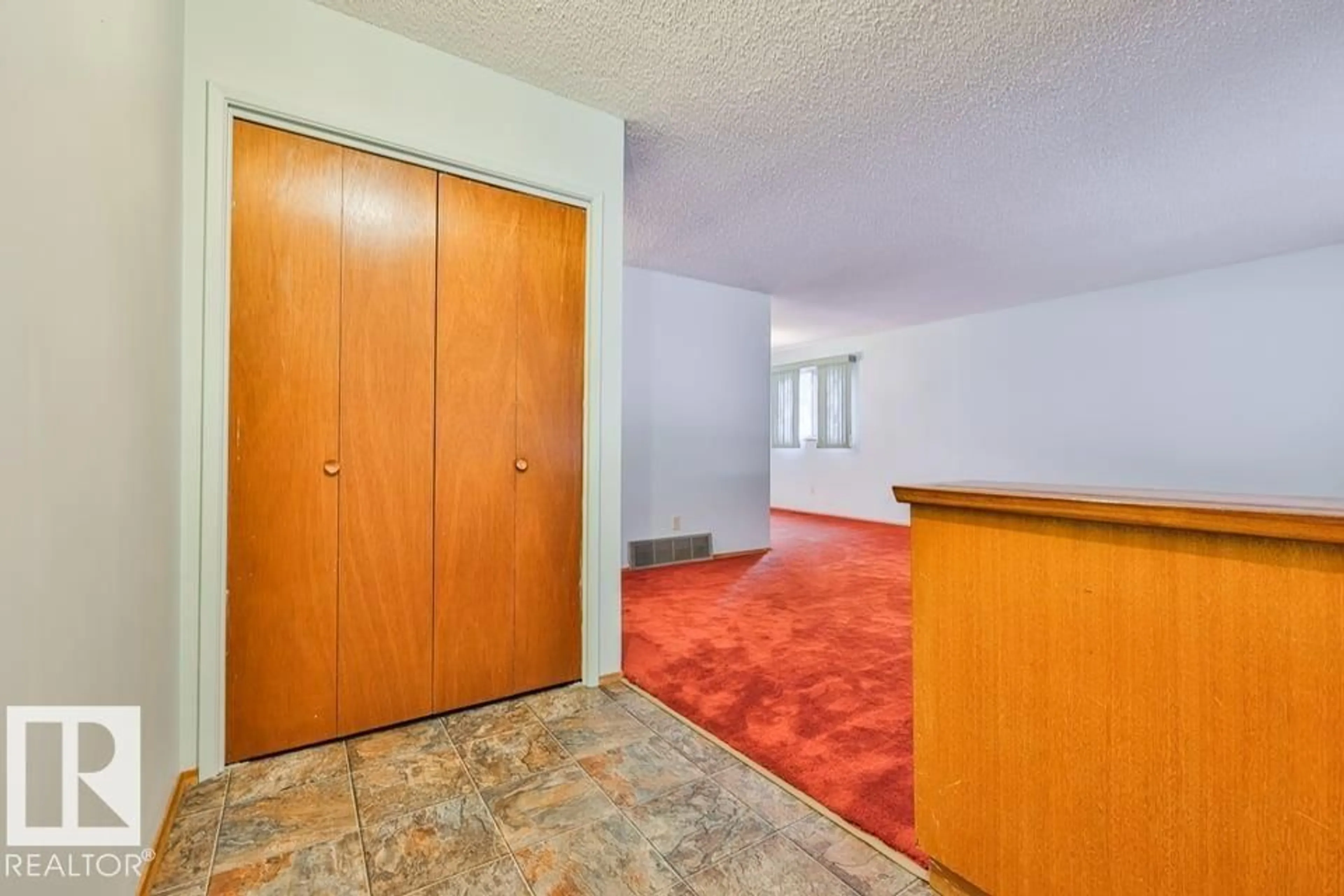 Indoor foyer for 1046 STRATHCONA DR, Sherwood Park Alberta T8A1A6