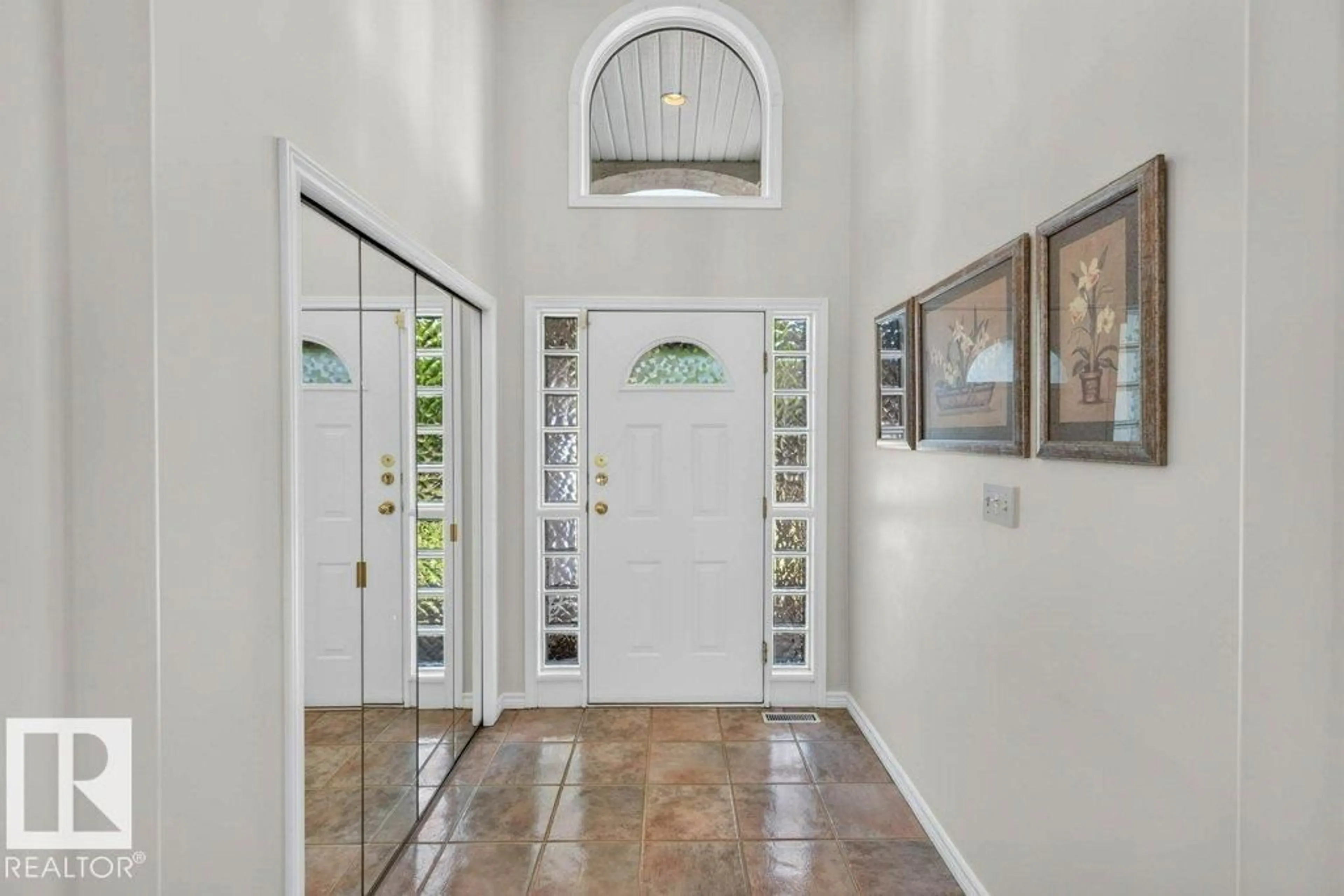 Indoor entryway for 31 OUTLOOK PL, St. Albert Alberta T8N6J2