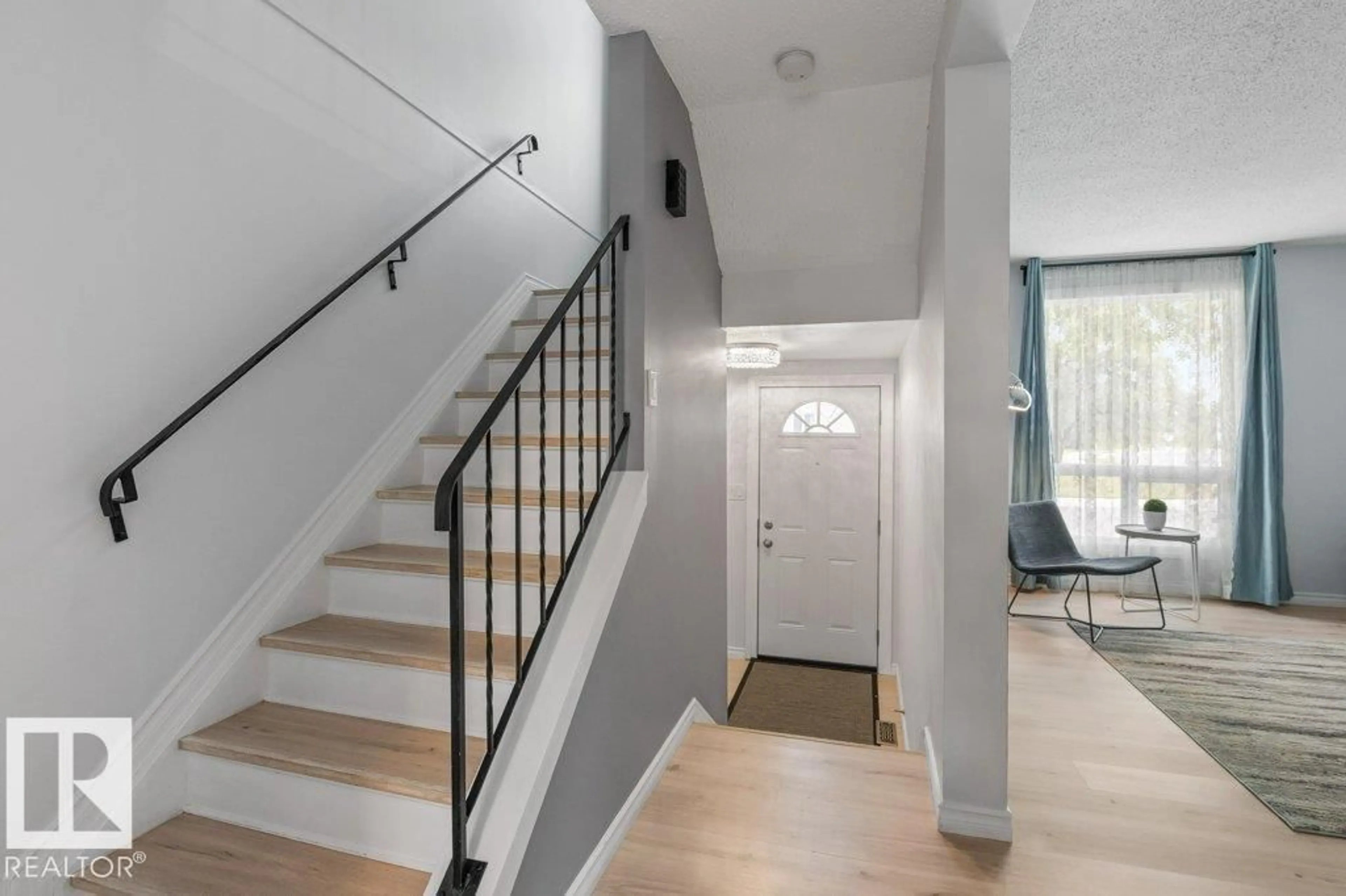 Indoor entryway for 14204 31 ST, Edmonton Alberta T5Y1H1