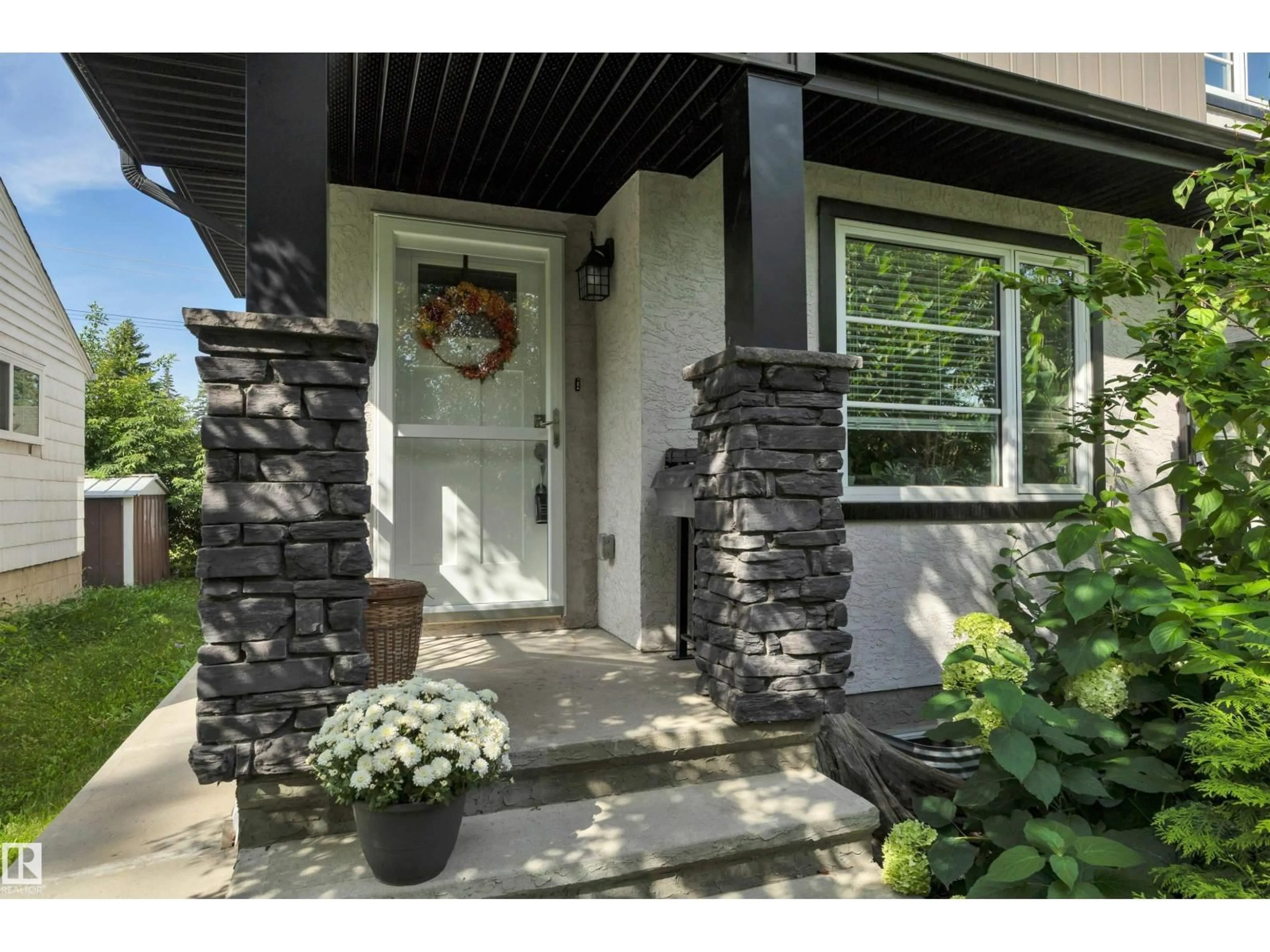 Indoor entryway for 11234 105 ST, Edmonton Alberta T5G2M5