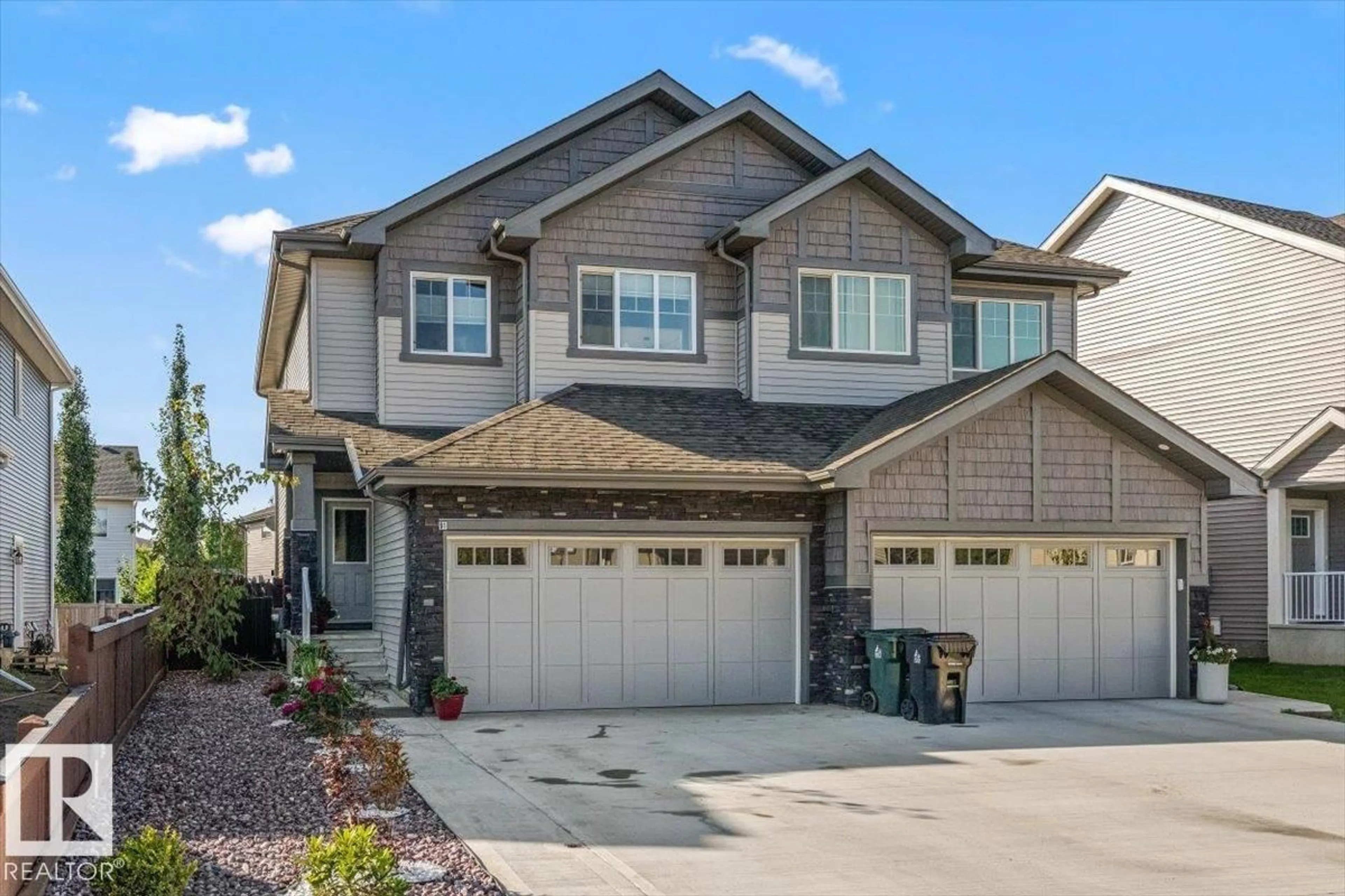 Home with vinyl exterior material, street for 91 HILTON CV, Spruce Grove Alberta T7X1Y4