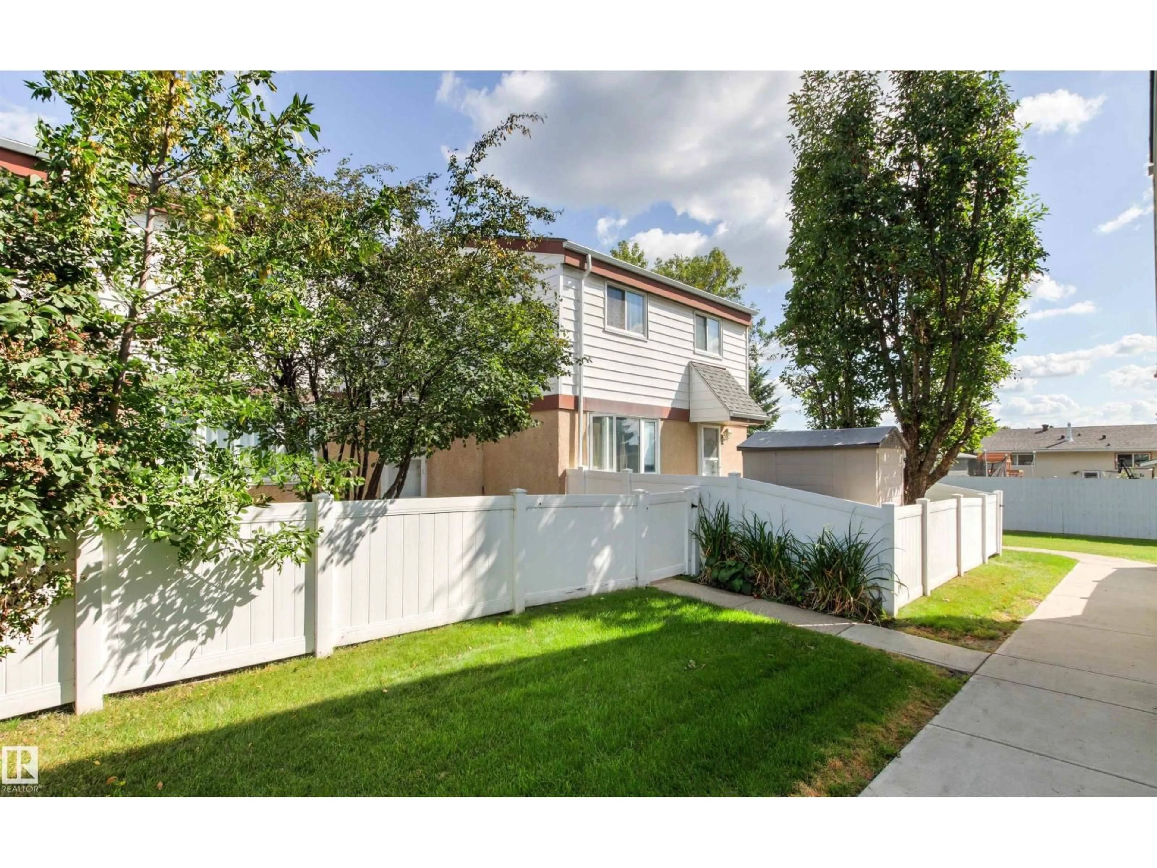A pic from outside/outdoor area/front of a property/back of a property/a pic from drone, street for 3E TWIN TC NW, Edmonton Alberta T6K1V4