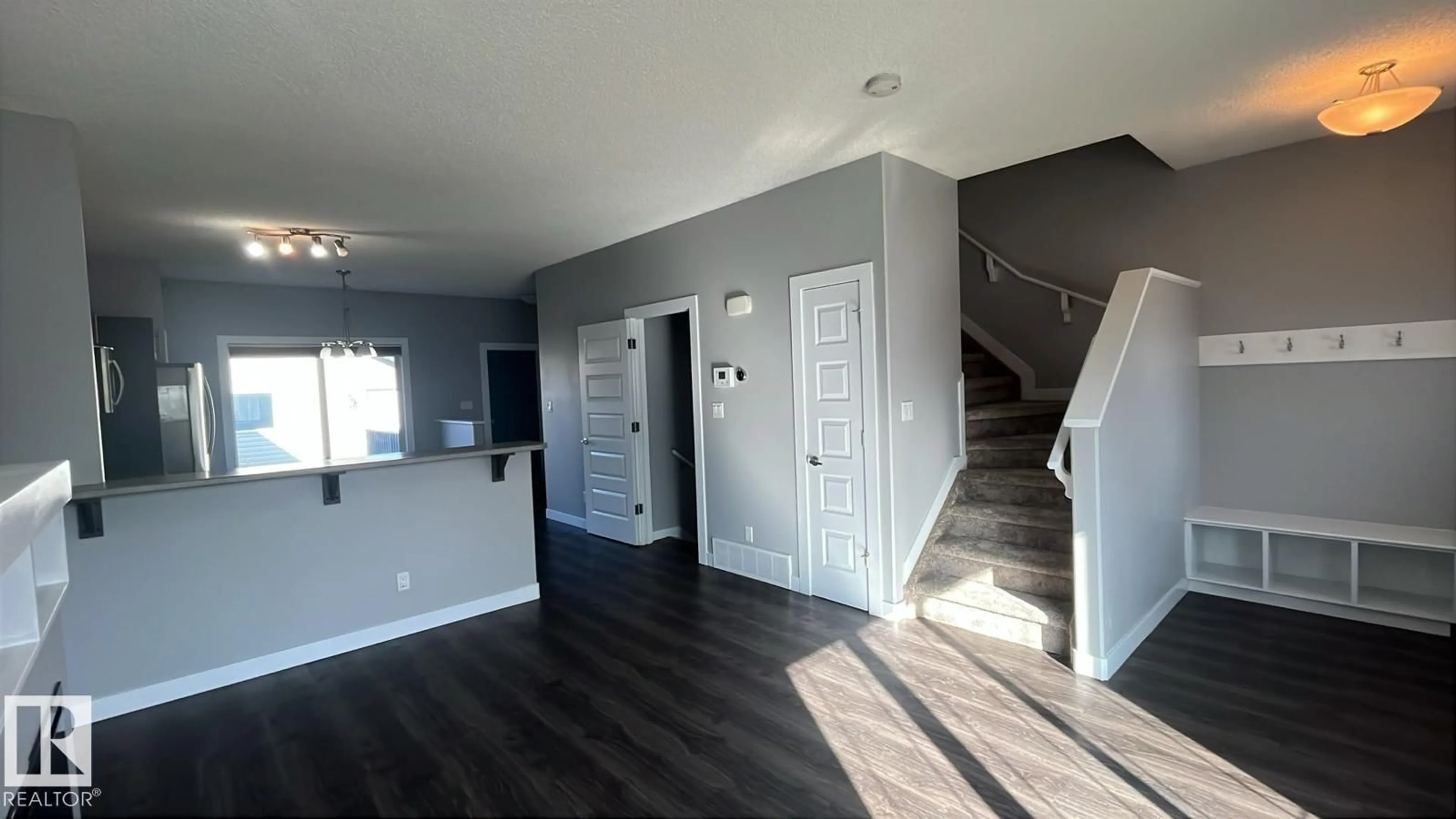 Indoor entryway for 1470 33 ST, Edmonton Alberta T6T0V1