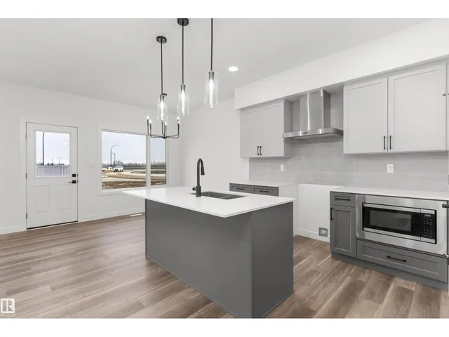 21143 21 AV, Edmonton 5