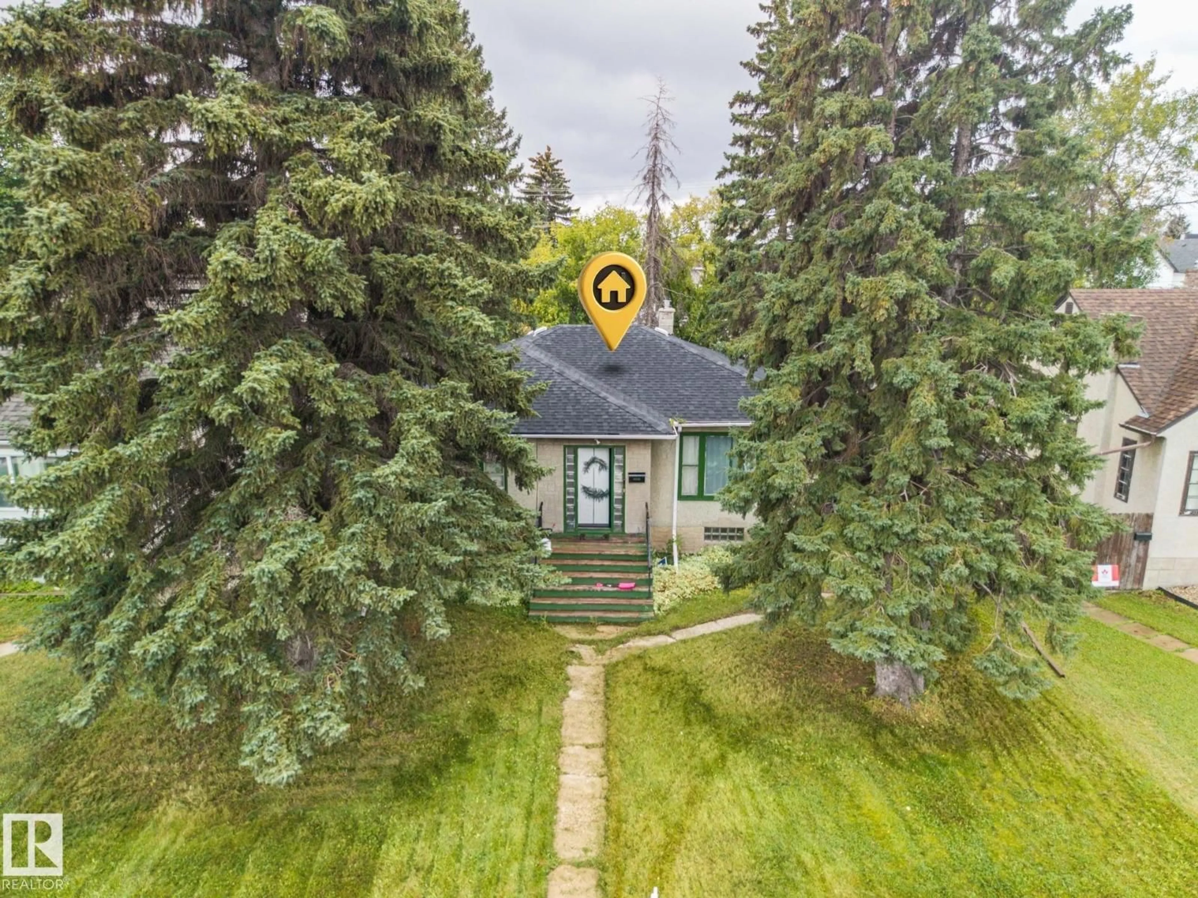 A pic from outside/outdoor area/front of a property/back of a property/a pic from drone, street for 11331 111 AV NW, Edmonton Alberta T5G0C8