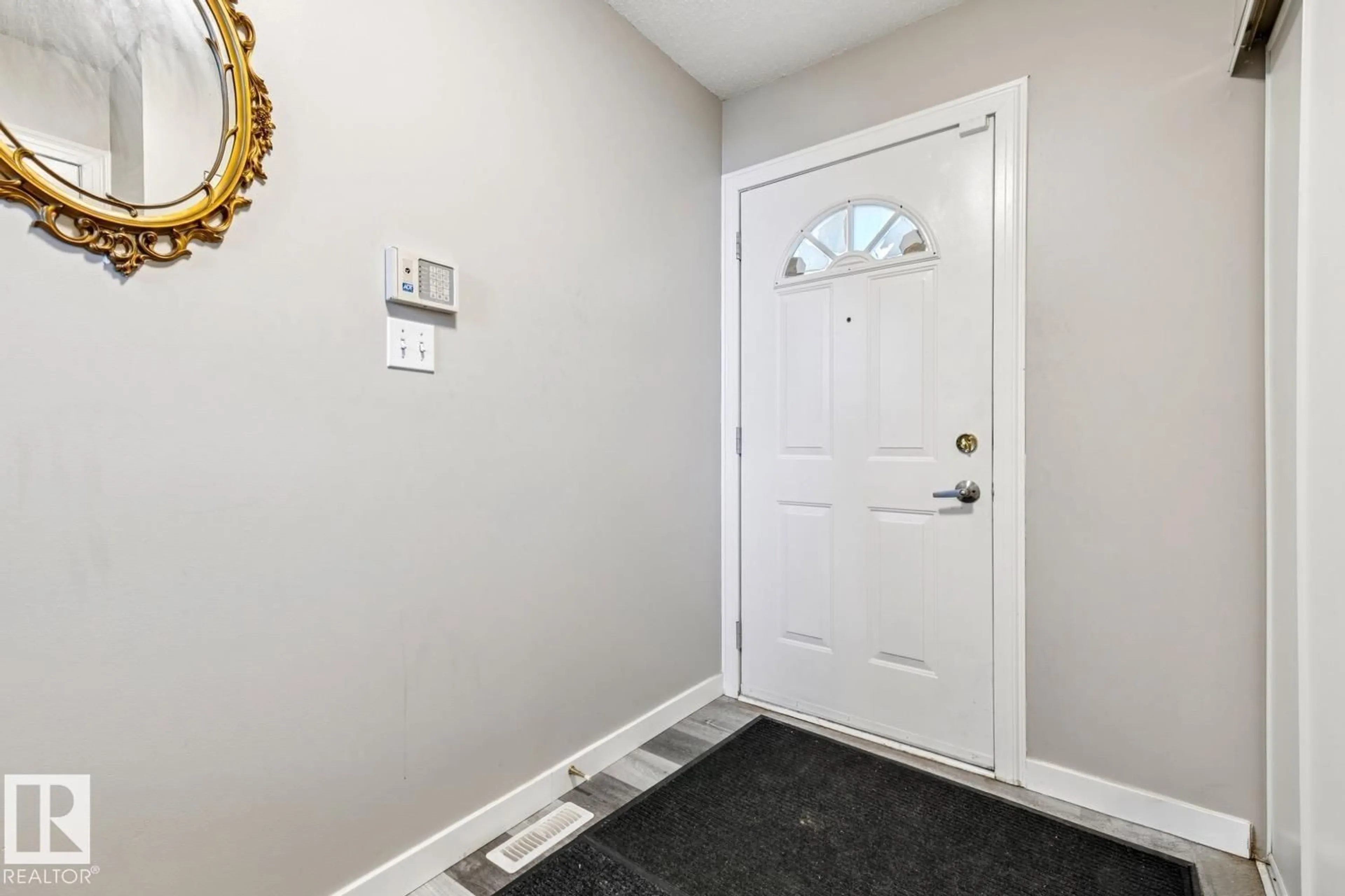Indoor entryway for #40 - 9520 174 ST, Edmonton Alberta T5T5Z3