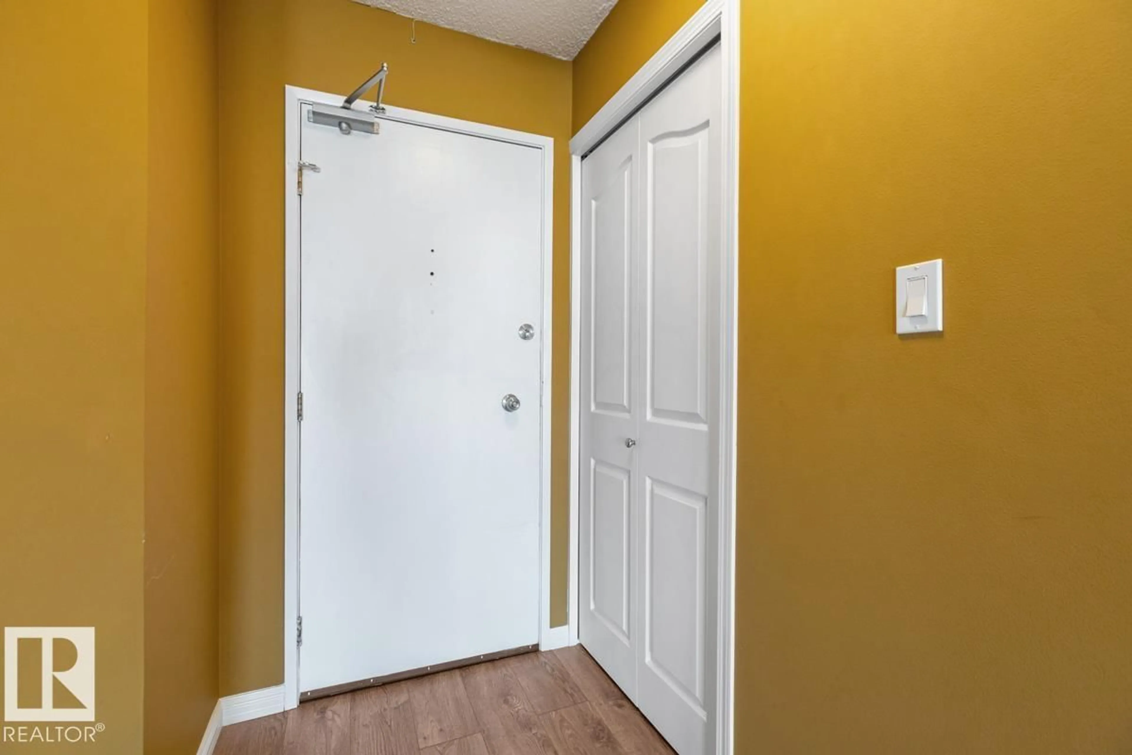 Indoor entryway for 1307 117 ST, Edmonton Alberta T5K1W8