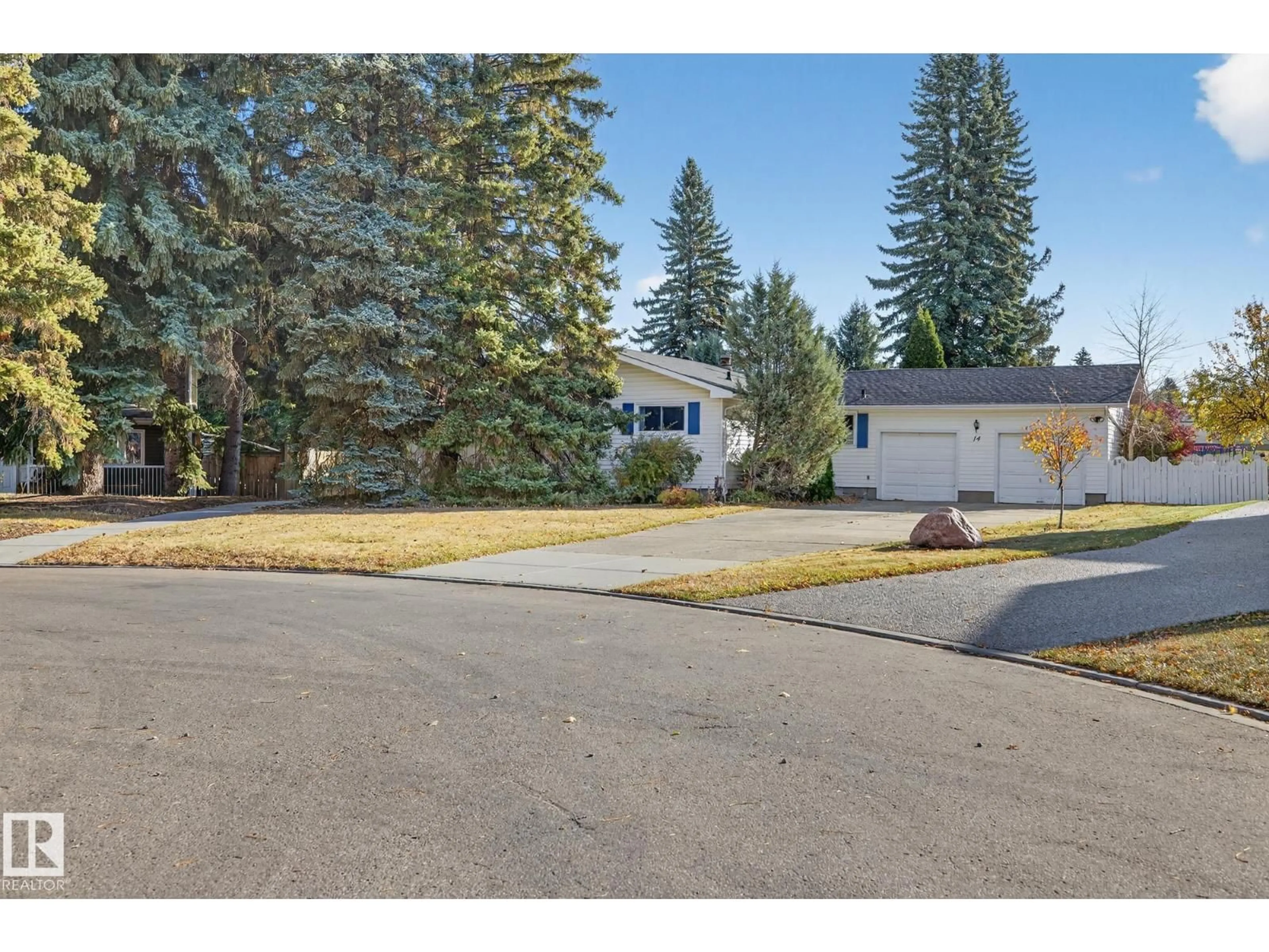 A pic from outside/outdoor area/front of a property/back of a property/a pic from drone, street for NW - 14 ELM CO, Sherwood Park Alberta T8A1J2