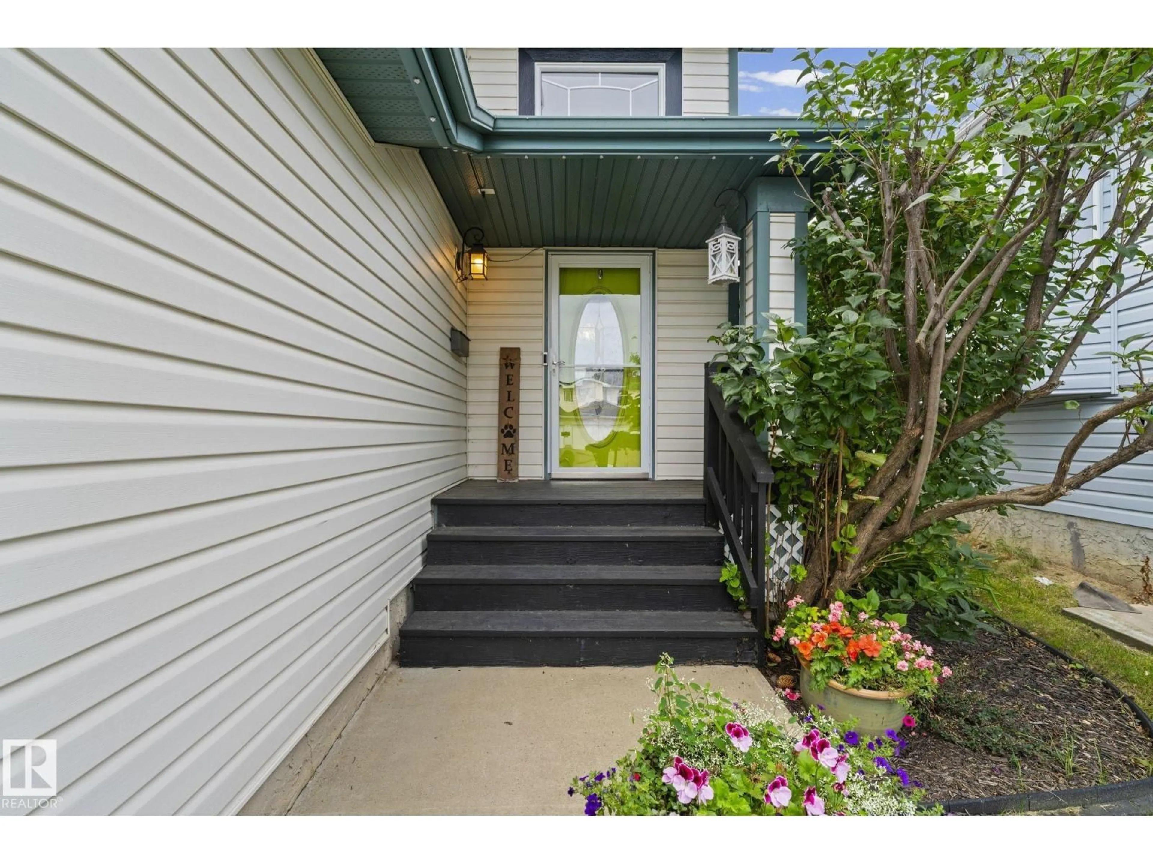 Indoor entryway for 3113 41A AV, Edmonton Alberta T6T1J4