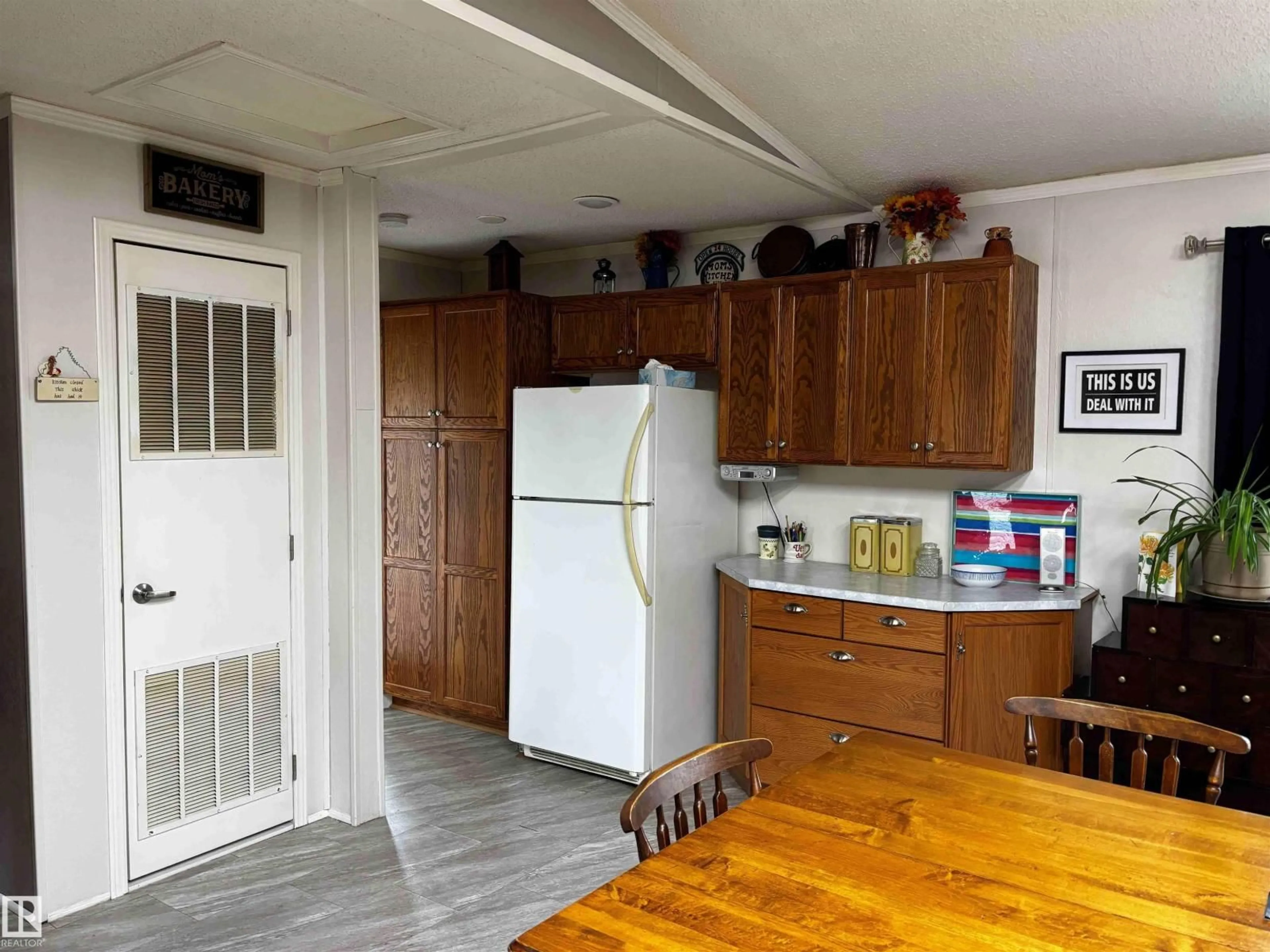 Standard kitchen, unknown for 51115 RGE ROAD 60, Rural Parkland County Alberta T0E2H0
