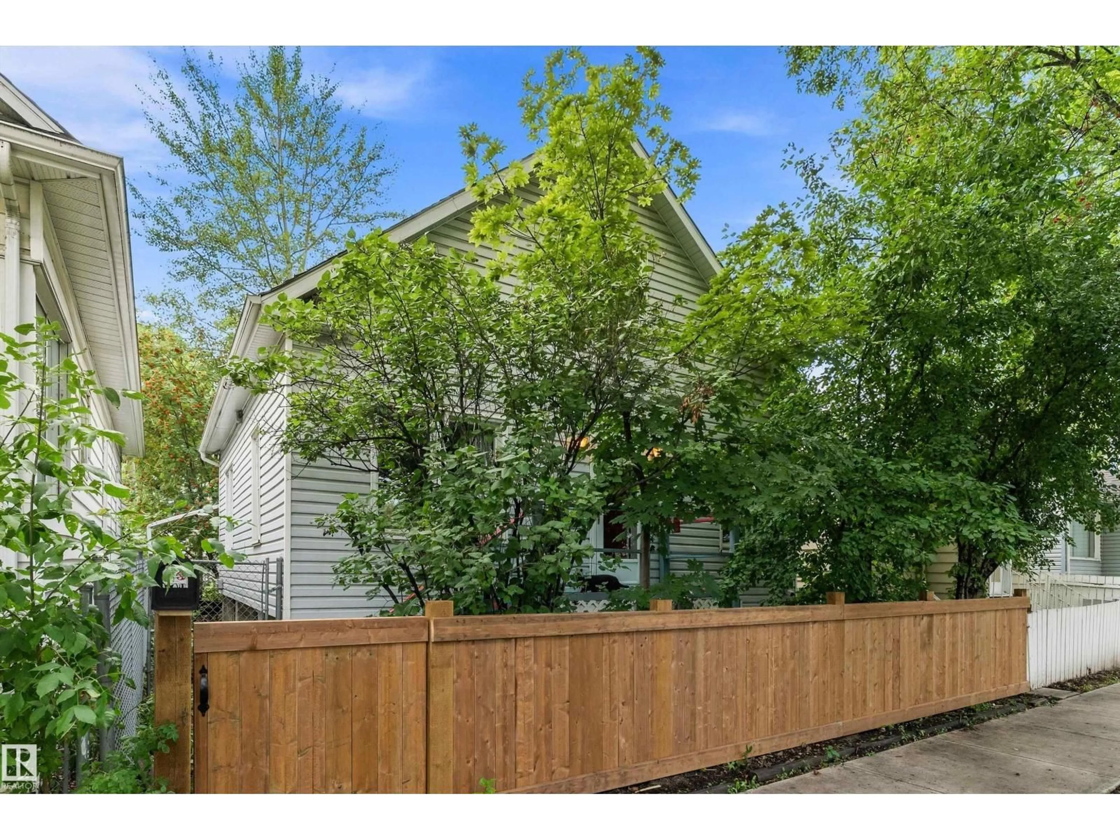 A pic from outside/outdoor area/front of a property/back of a property/a pic from drone, street for NW - 10816 92 ST, Edmonton Alberta T5H1V7