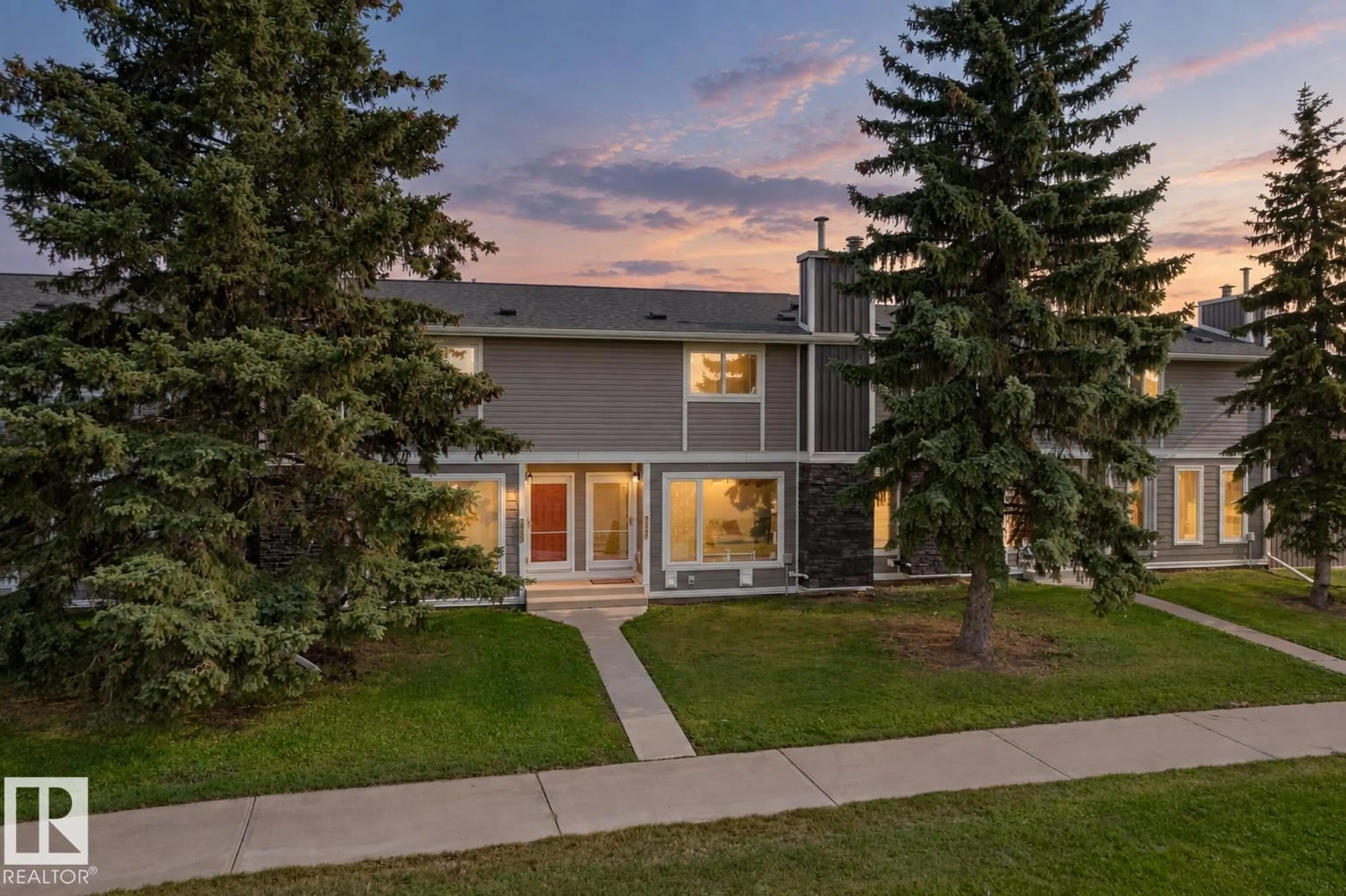 A pic from outside/outdoor area/front of a property/back of a property/a pic from drone, street for 1090 LAKEWOOD RD, Edmonton Alberta T6K3T7