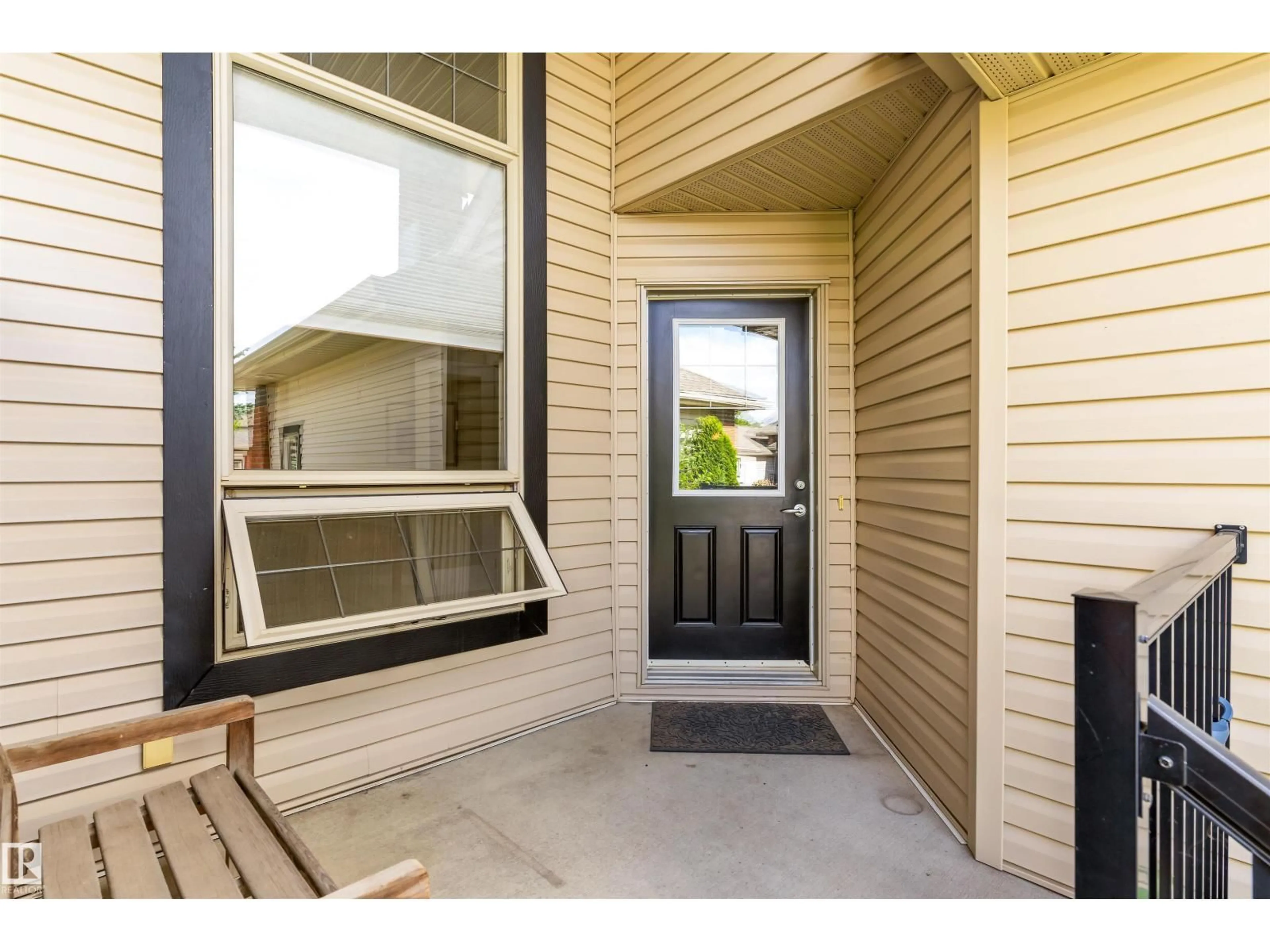 Indoor entryway for NW - 10 841 156 ST, Edmonton Alberta T6R0B3