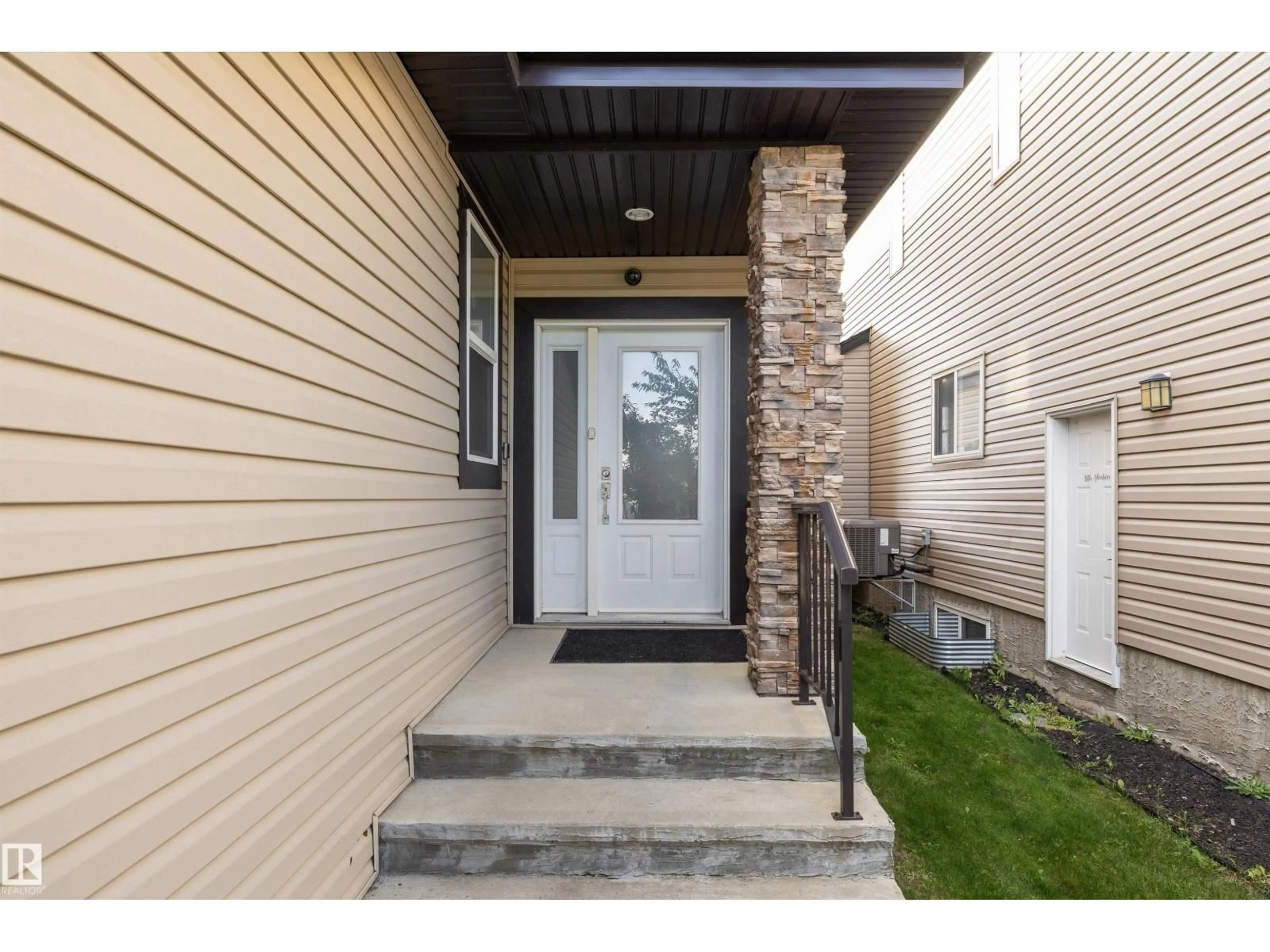 Indoor entryway for SW - 17355 11 AV, Edmonton Alberta T6W1Z6