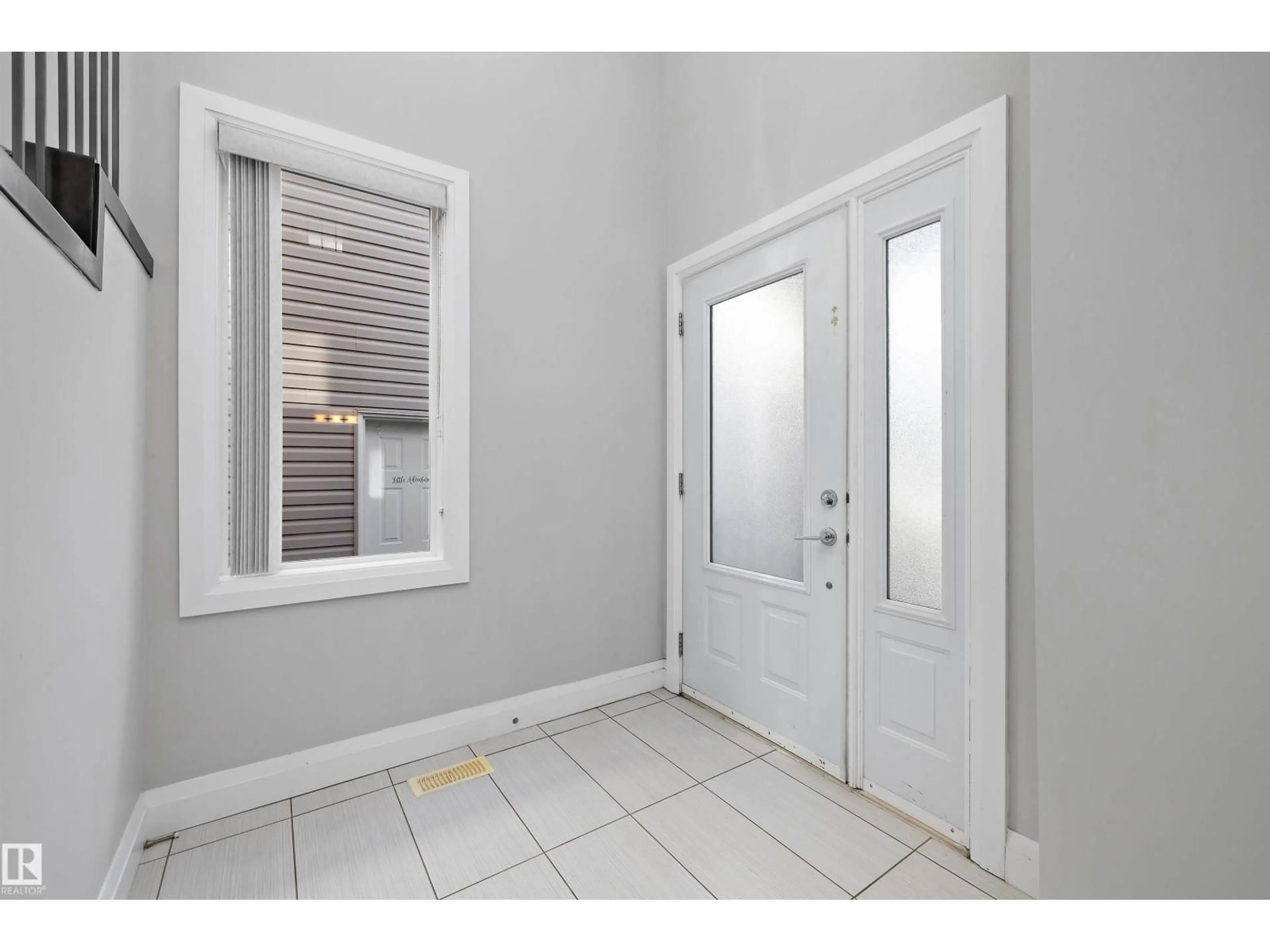 Indoor entryway for SW - 17355 11 AV, Edmonton Alberta T6W1Z6