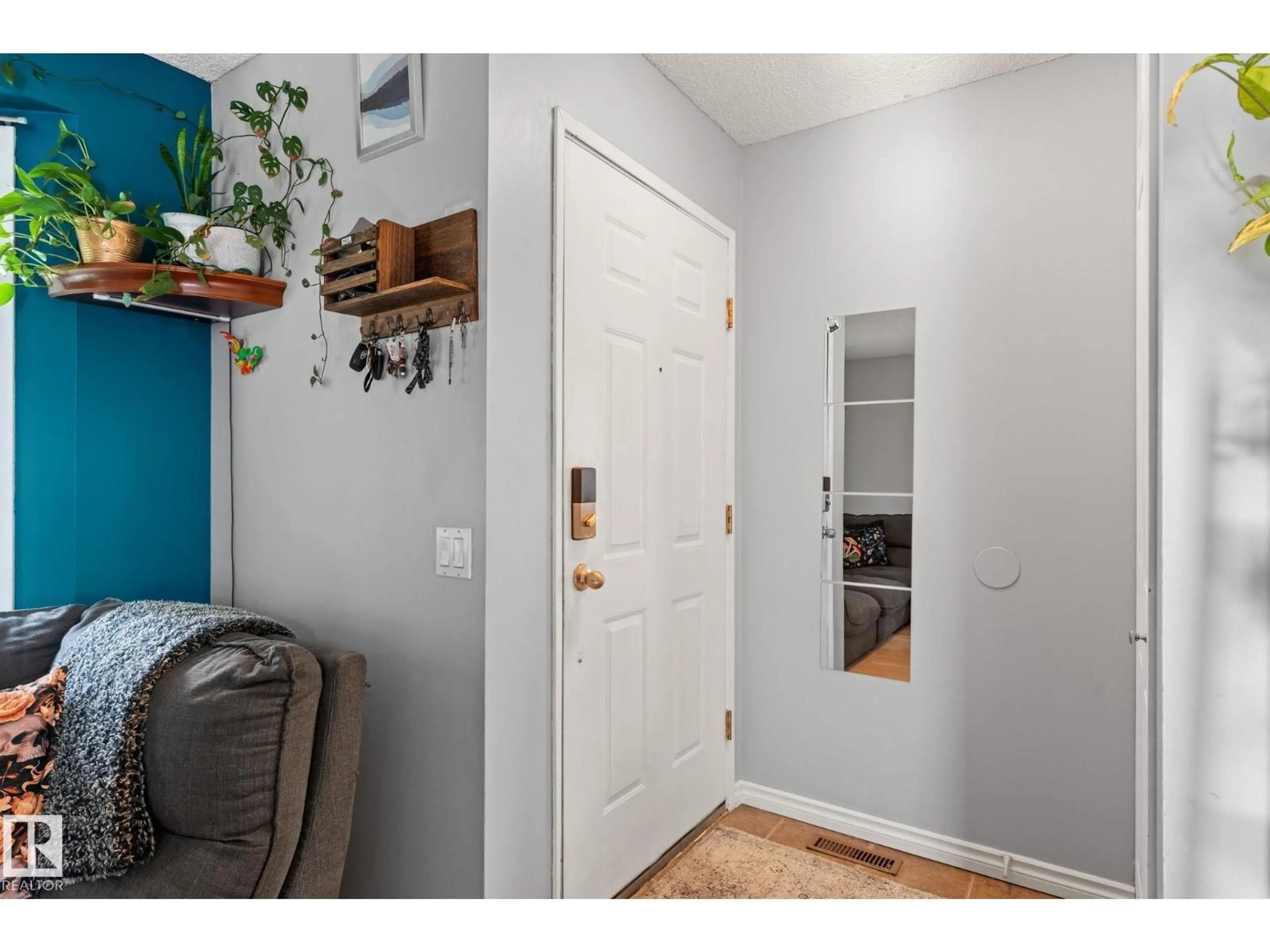 Indoor entryway for 17607 91 ST, Edmonton Alberta T5Z2M1