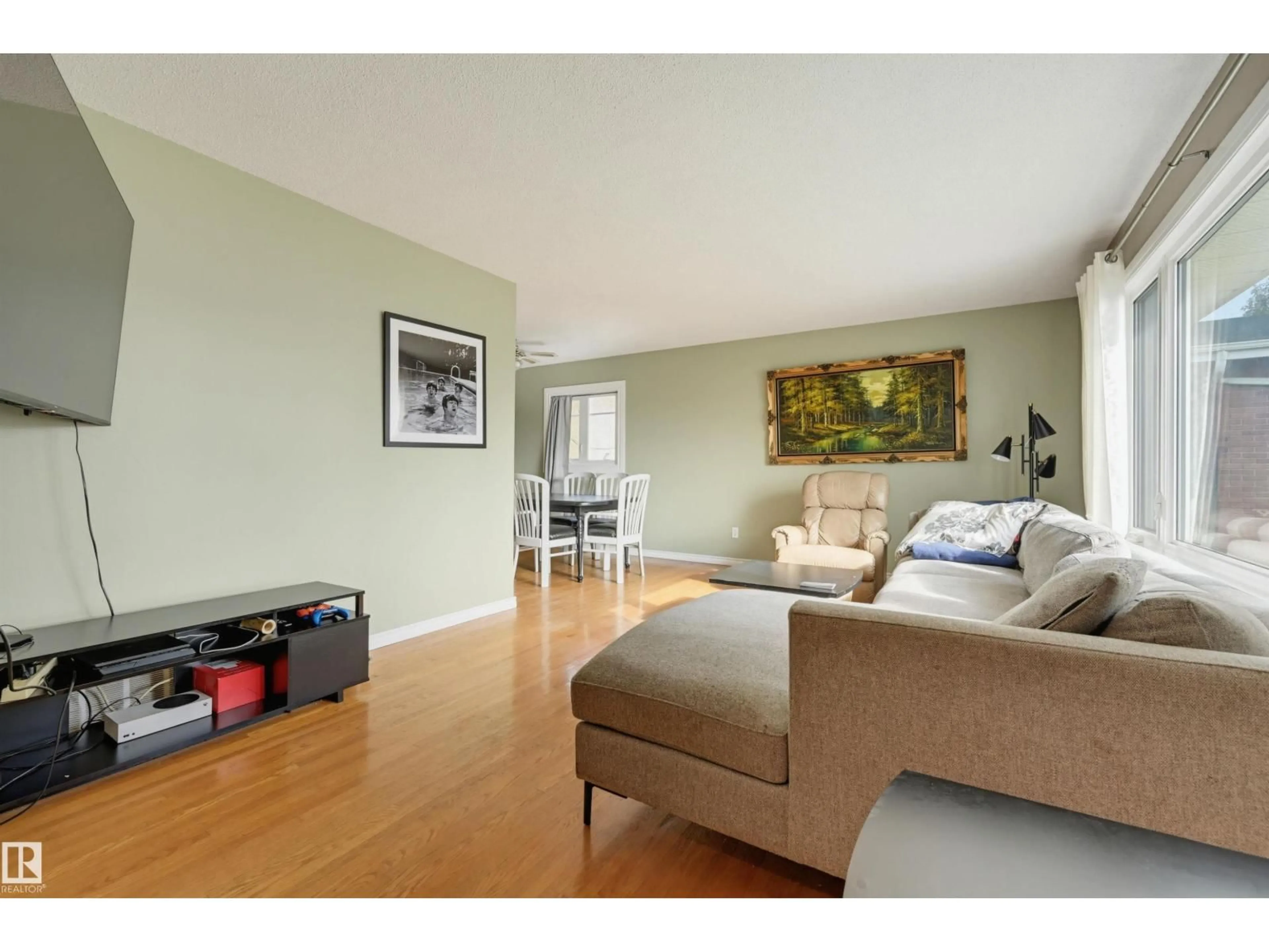 Living room with furniture, wood/laminate floor for NW - 9122 167 ST, Edmonton Alberta T5R2T9