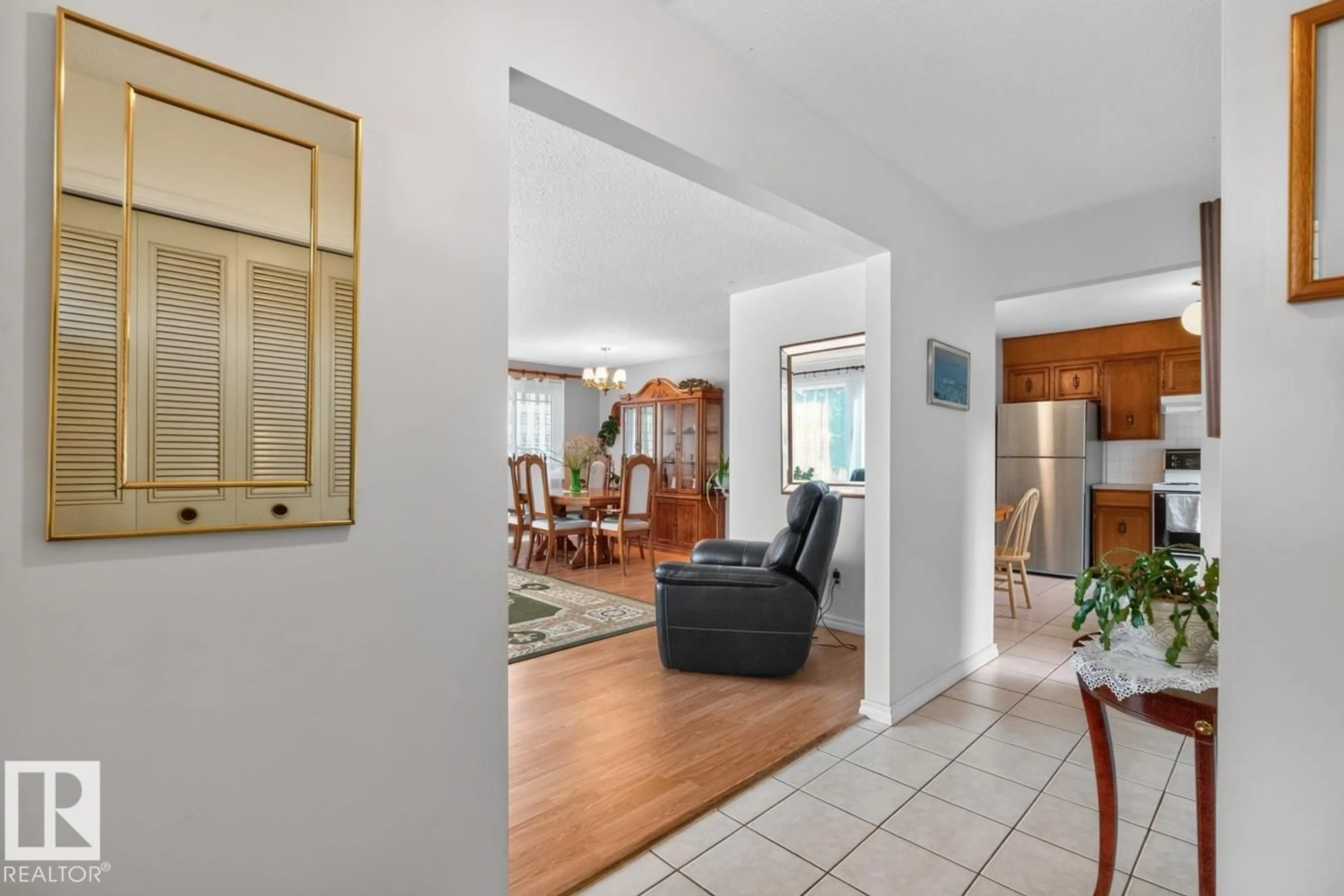 Indoor foyer for 11464 152A AV, Edmonton Alberta T5X1E2