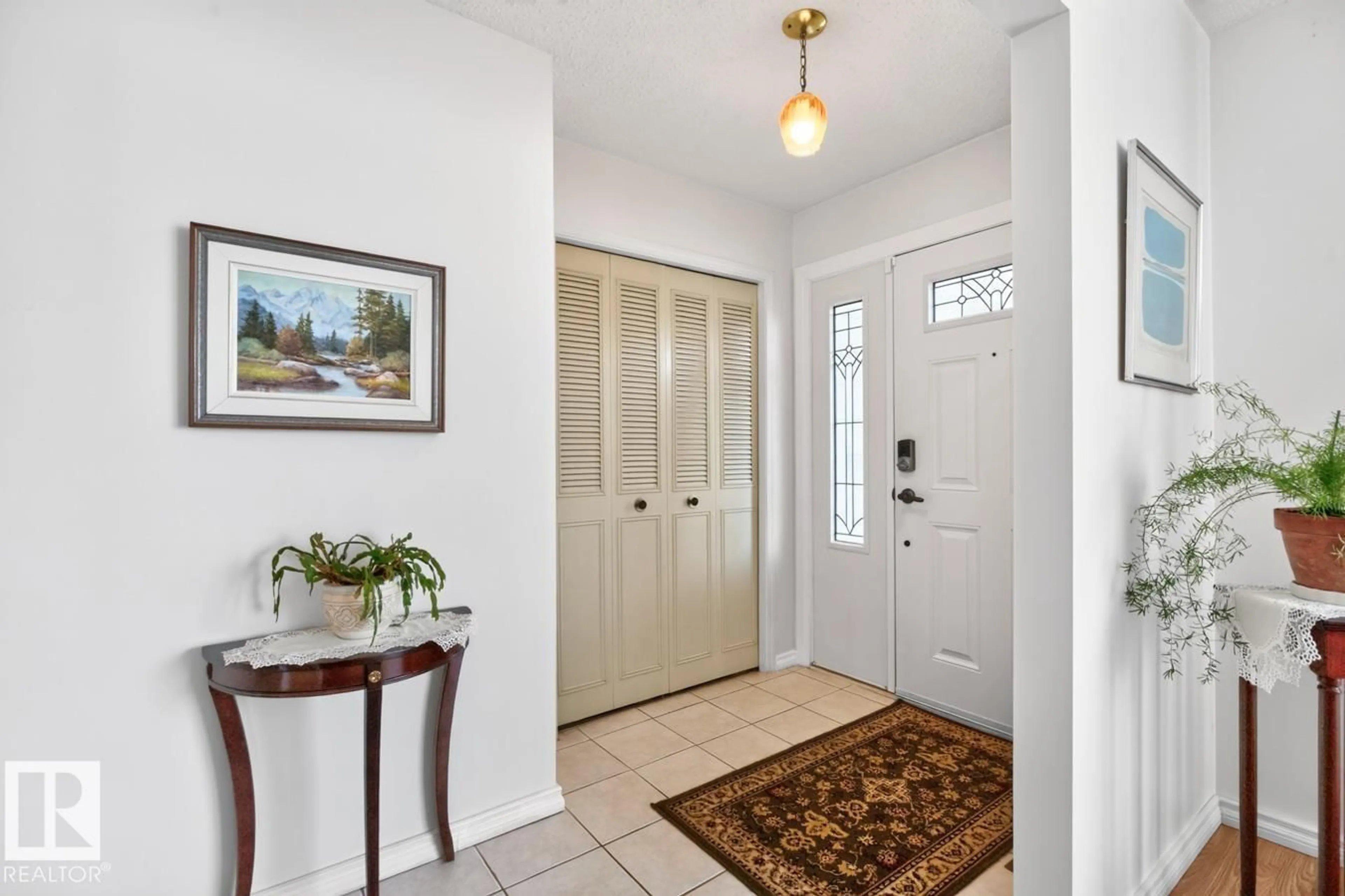 Indoor entryway for 11464 152A AV, Edmonton Alberta T5X1E2