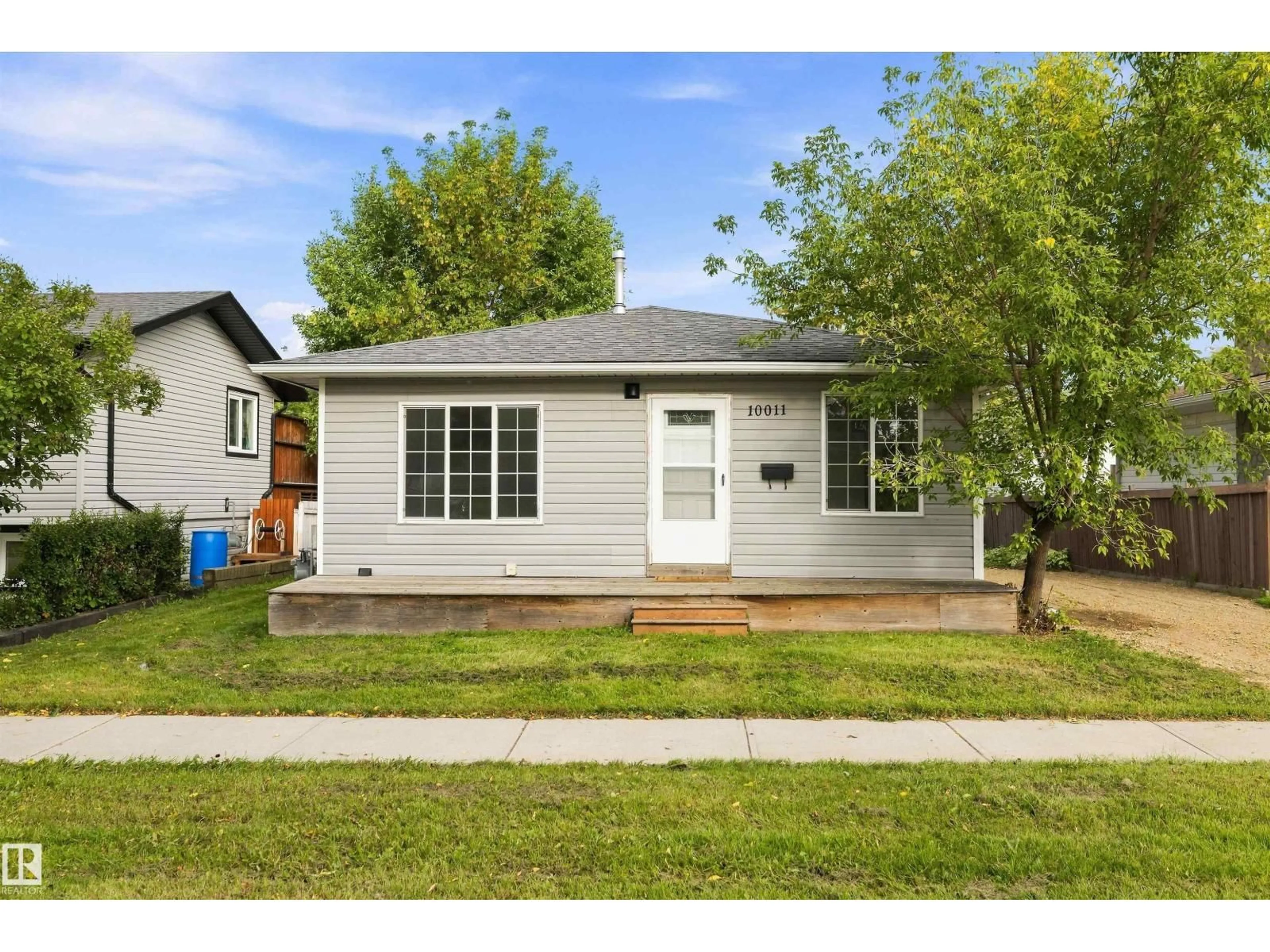 Home with vinyl exterior material, street for 105 ST ST, Morinville Alberta T8R1A4