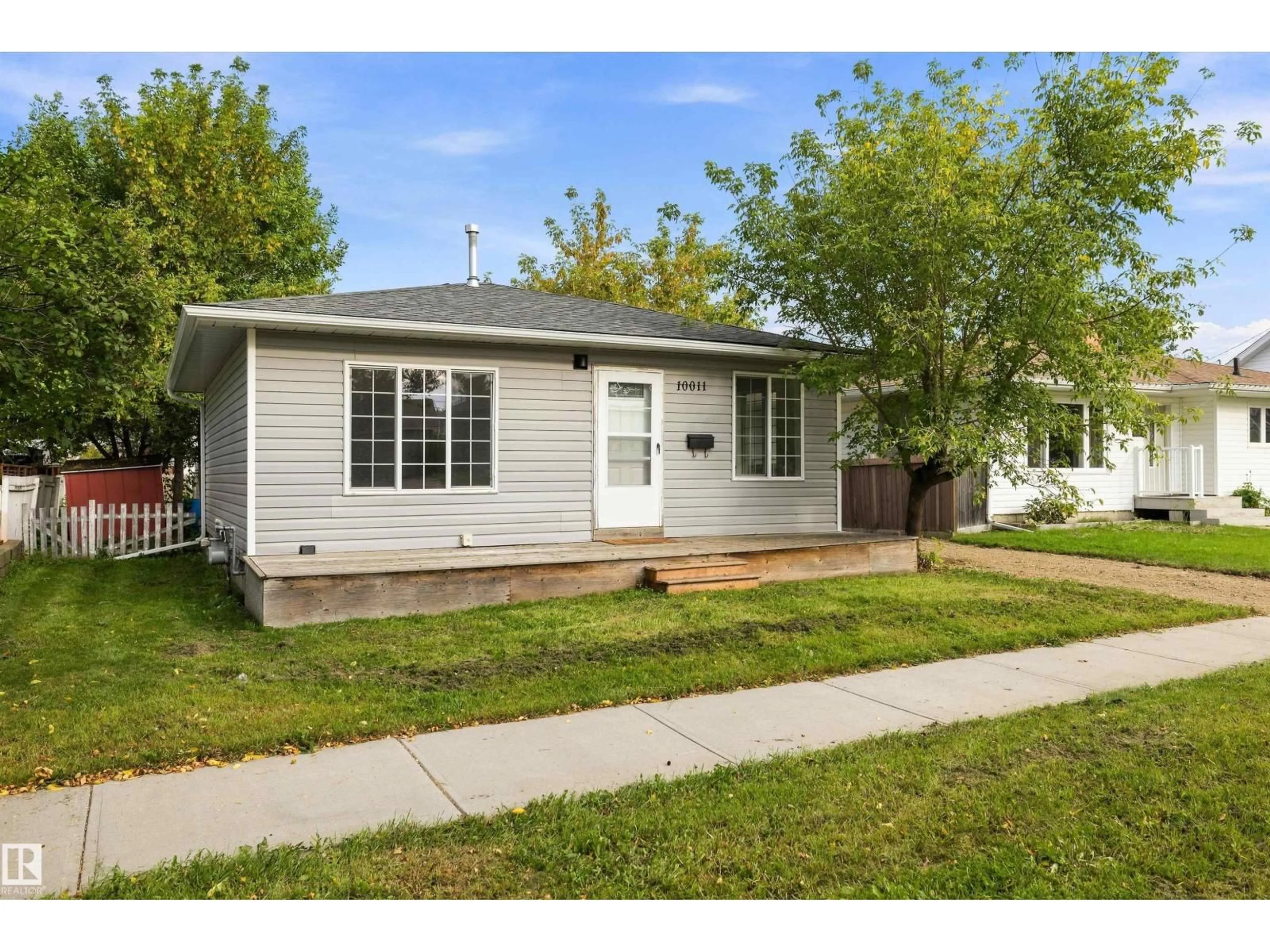 Home with vinyl exterior material, street for 105 ST ST, Morinville Alberta T8R1A4