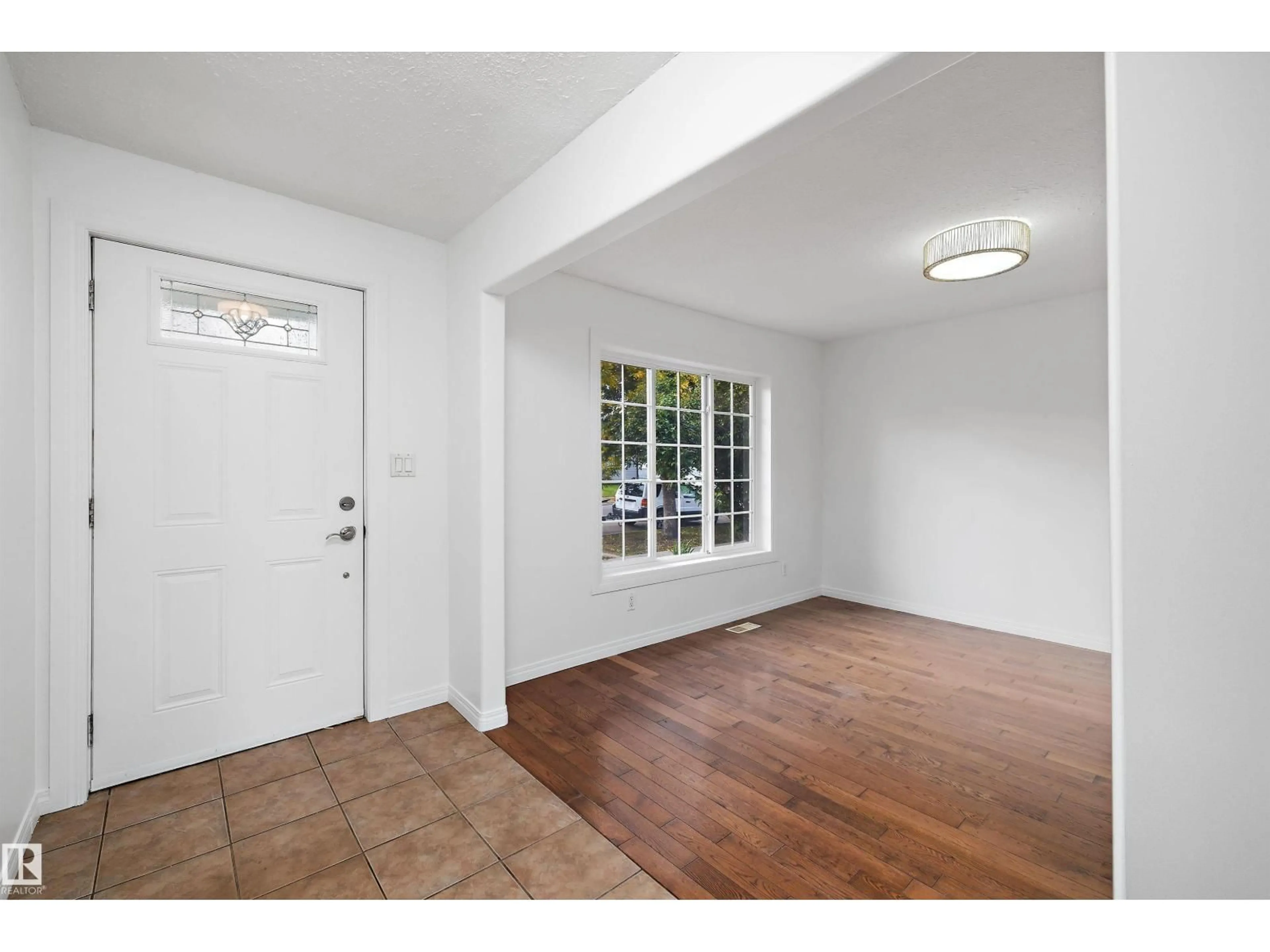 Indoor entryway for 105 ST ST, Morinville Alberta T8R1A4