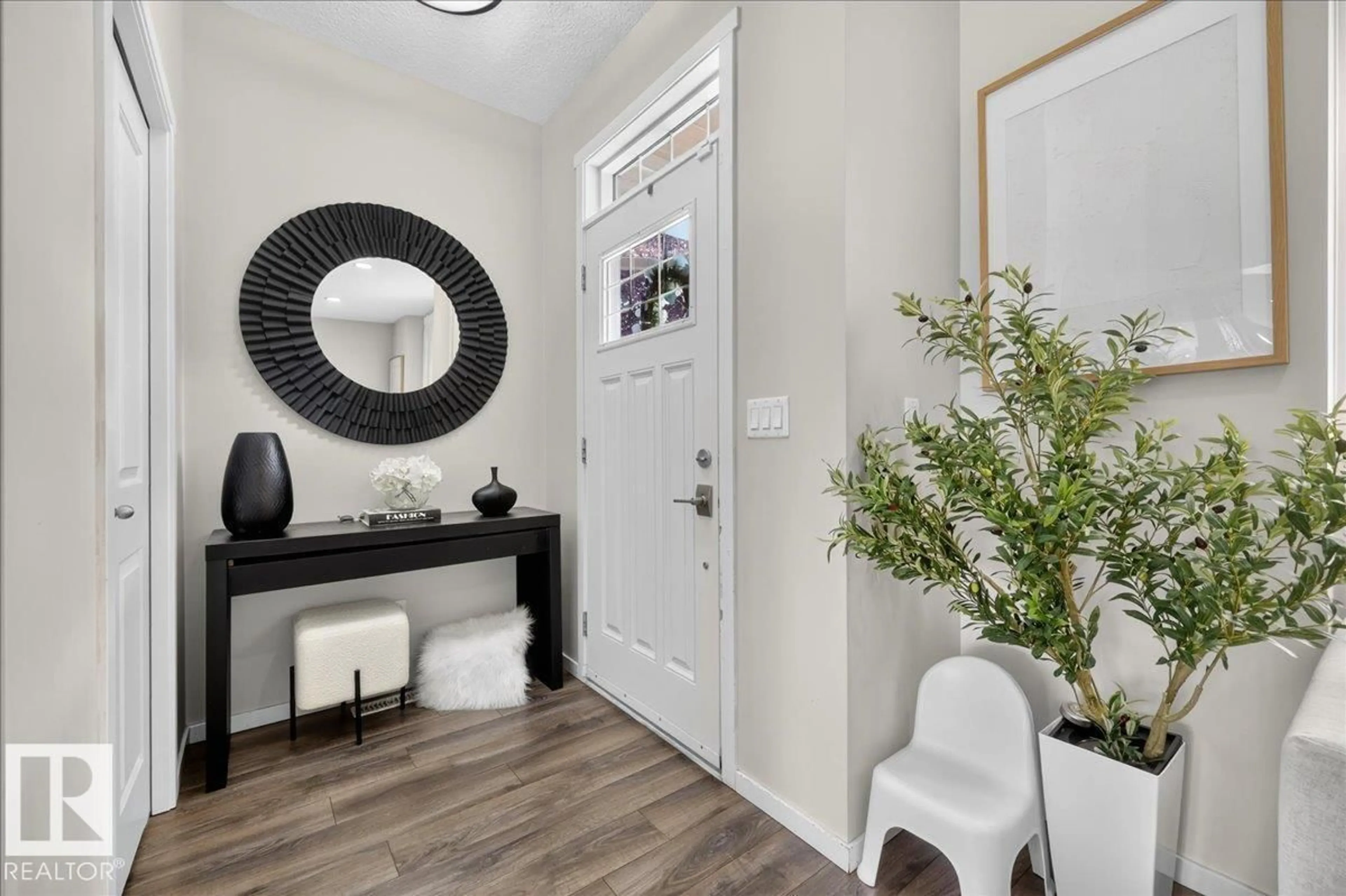 Indoor entryway for 2046 CHALMERS WY, Edmonton Alberta T6W2G1